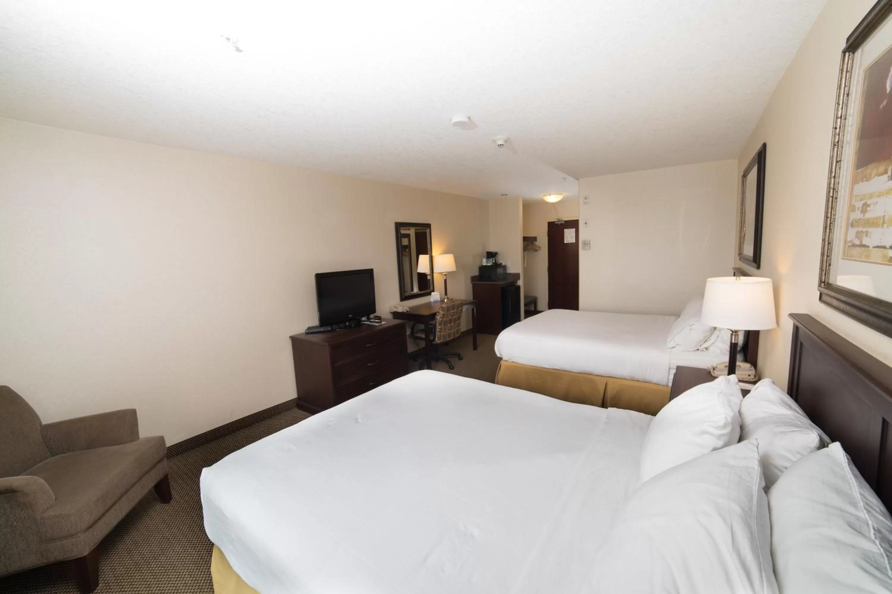 Bedroom, Bed in Holiday Inn Express & Suites Whitecourt by IHG
