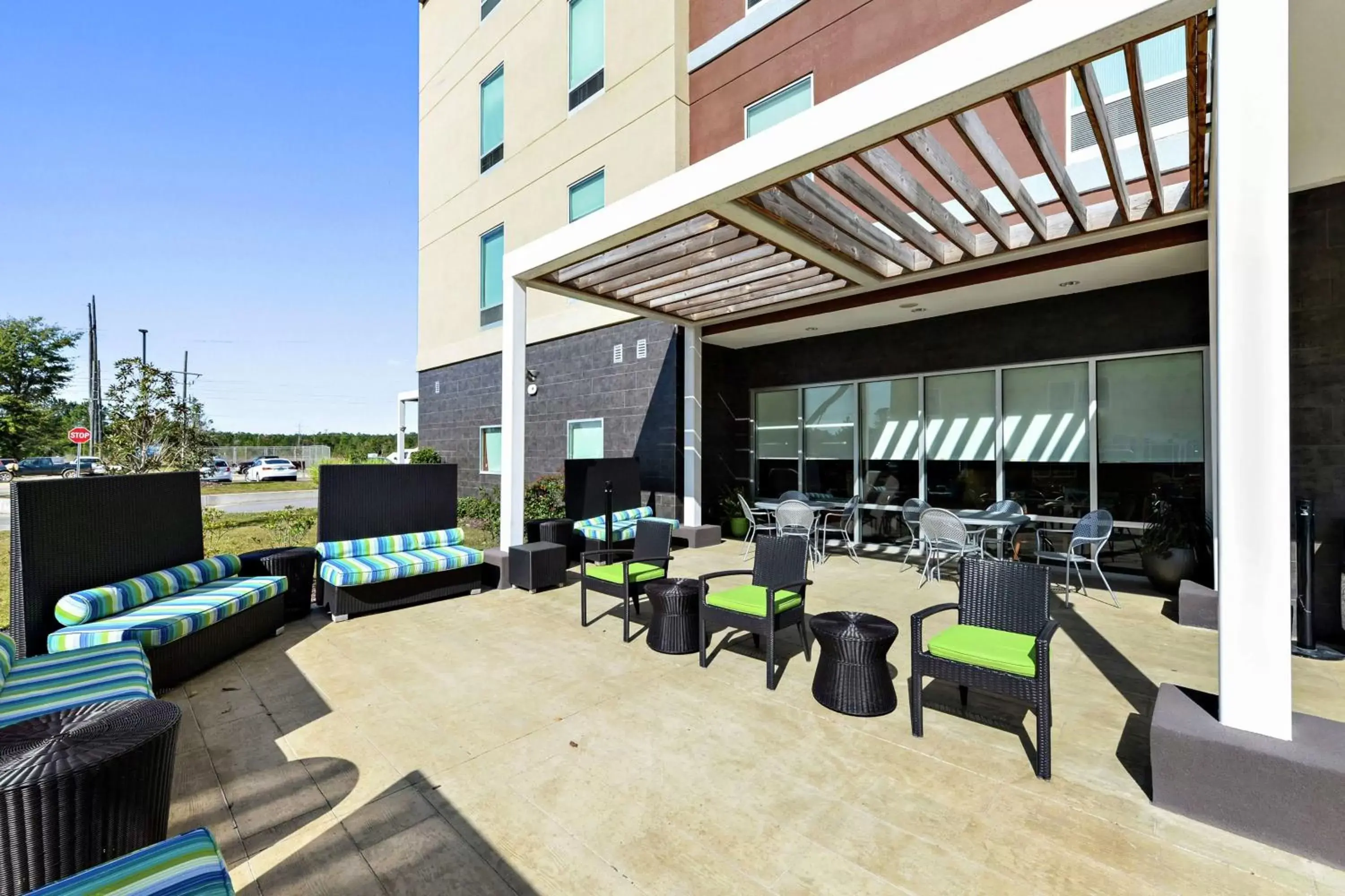 Patio, Restaurant/Places to Eat in Home2 Suites by Hilton Gulfport I-10