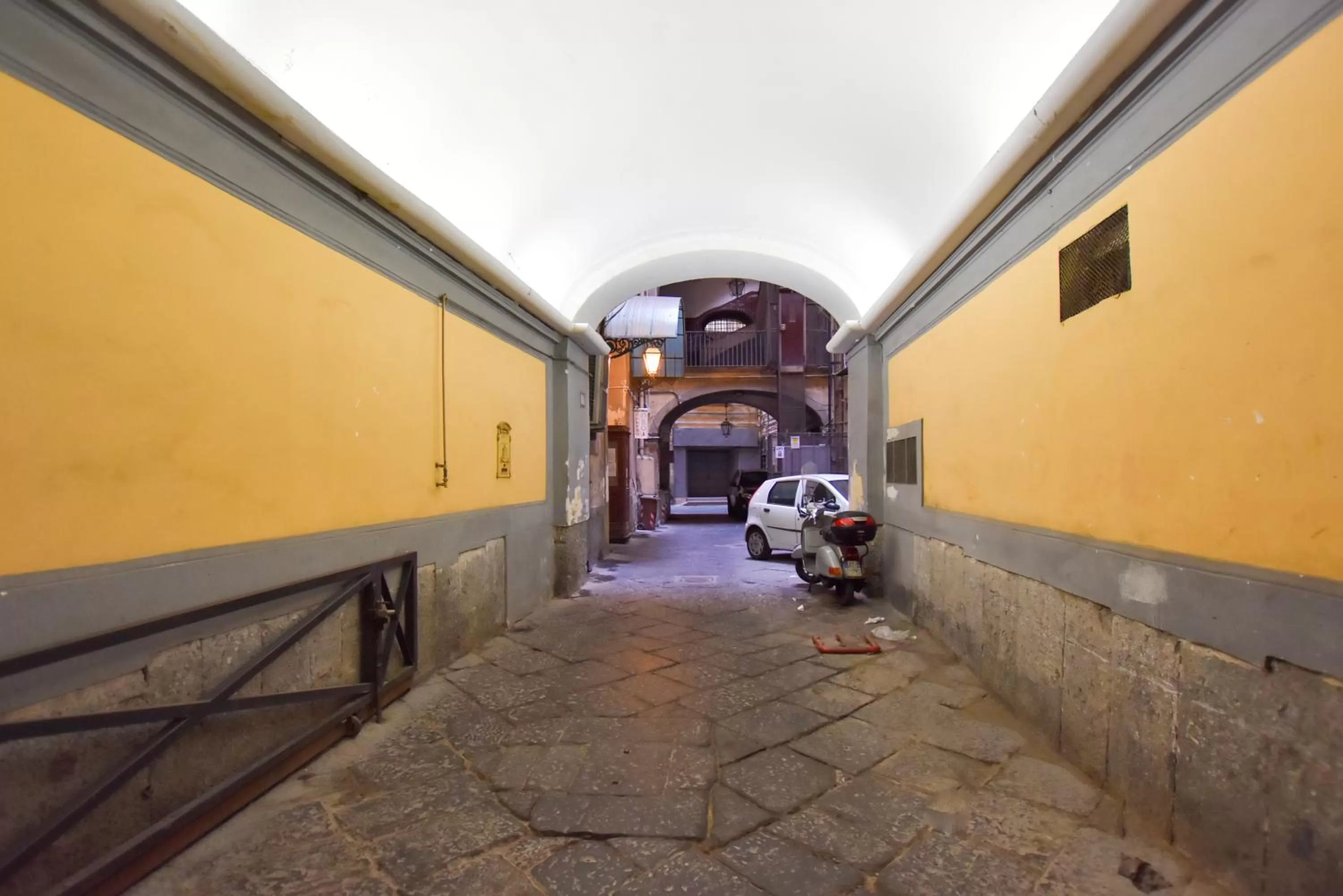 Facade/entrance in Domus Borbonica