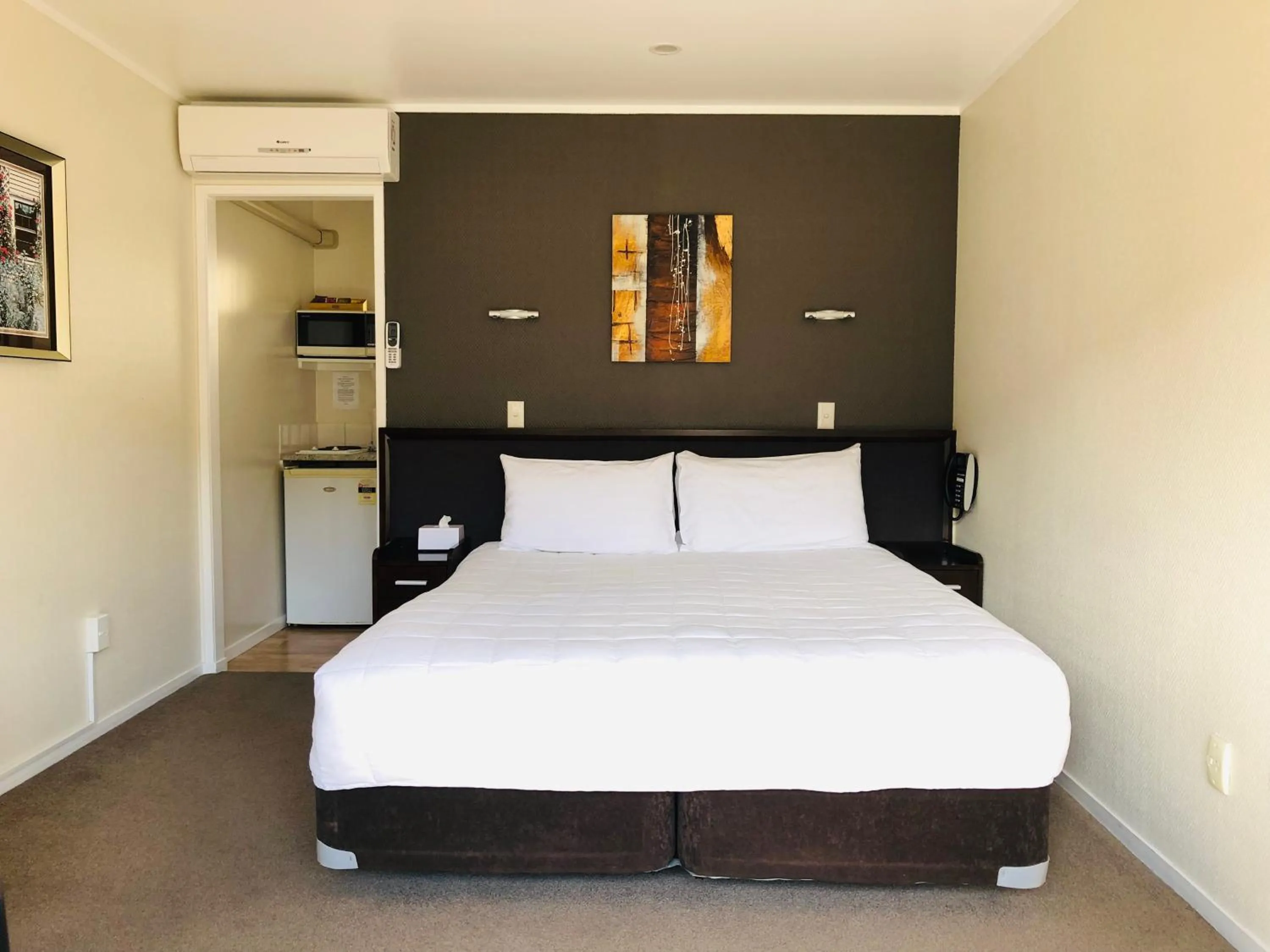 Bedroom, Bed in Tudor Court Motor Lodge