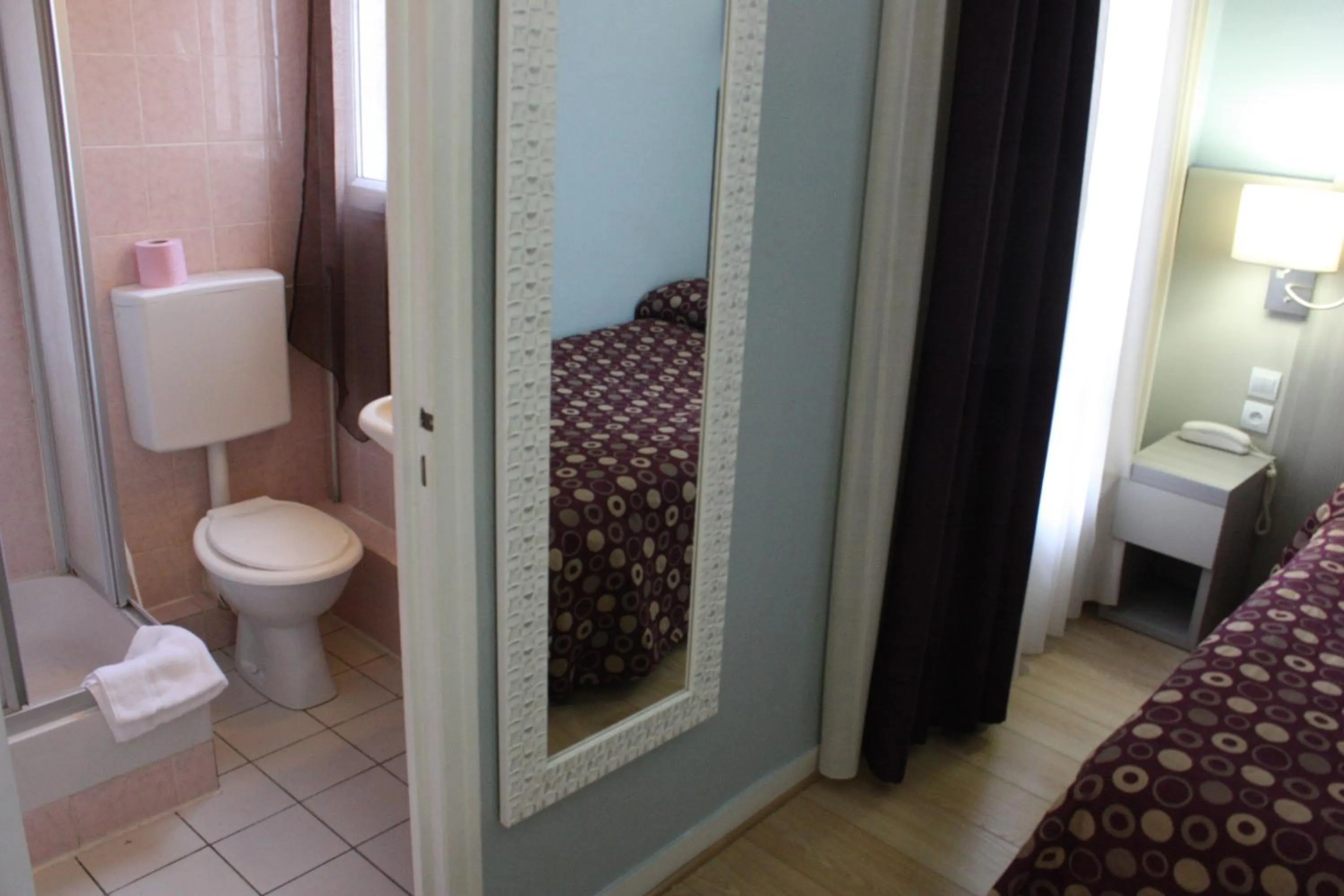 Shower, Bed in Hotel Excelsior