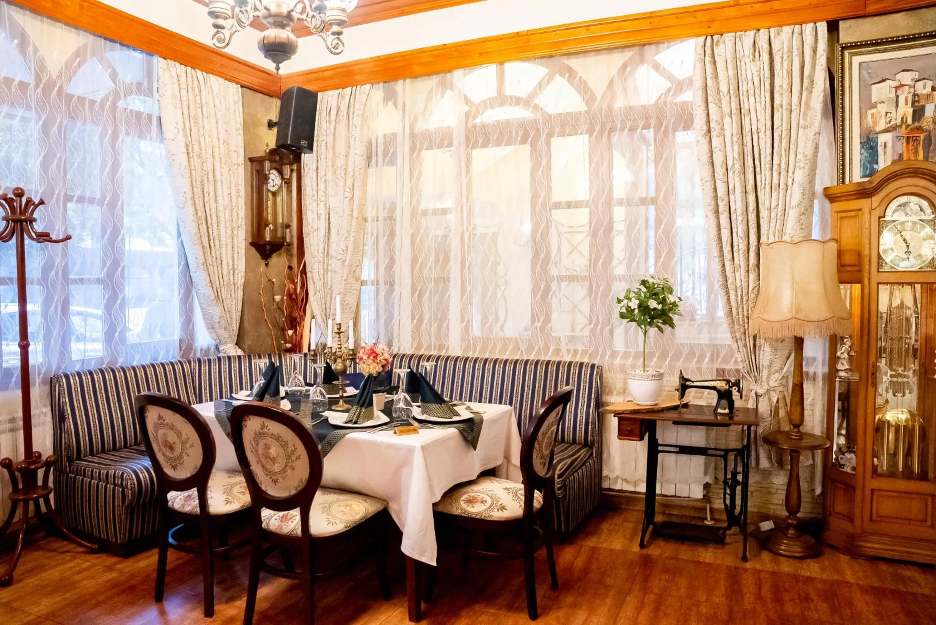 Restaurant/places to eat in Globus Hotel