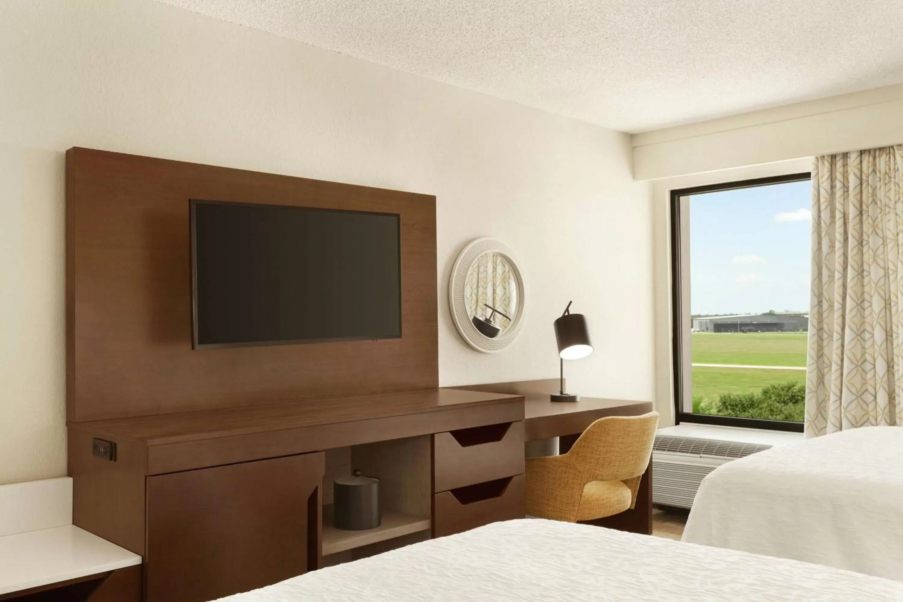 Bedroom, TV/Entertainment Center in Hampton Inn Houston Hobby Airport