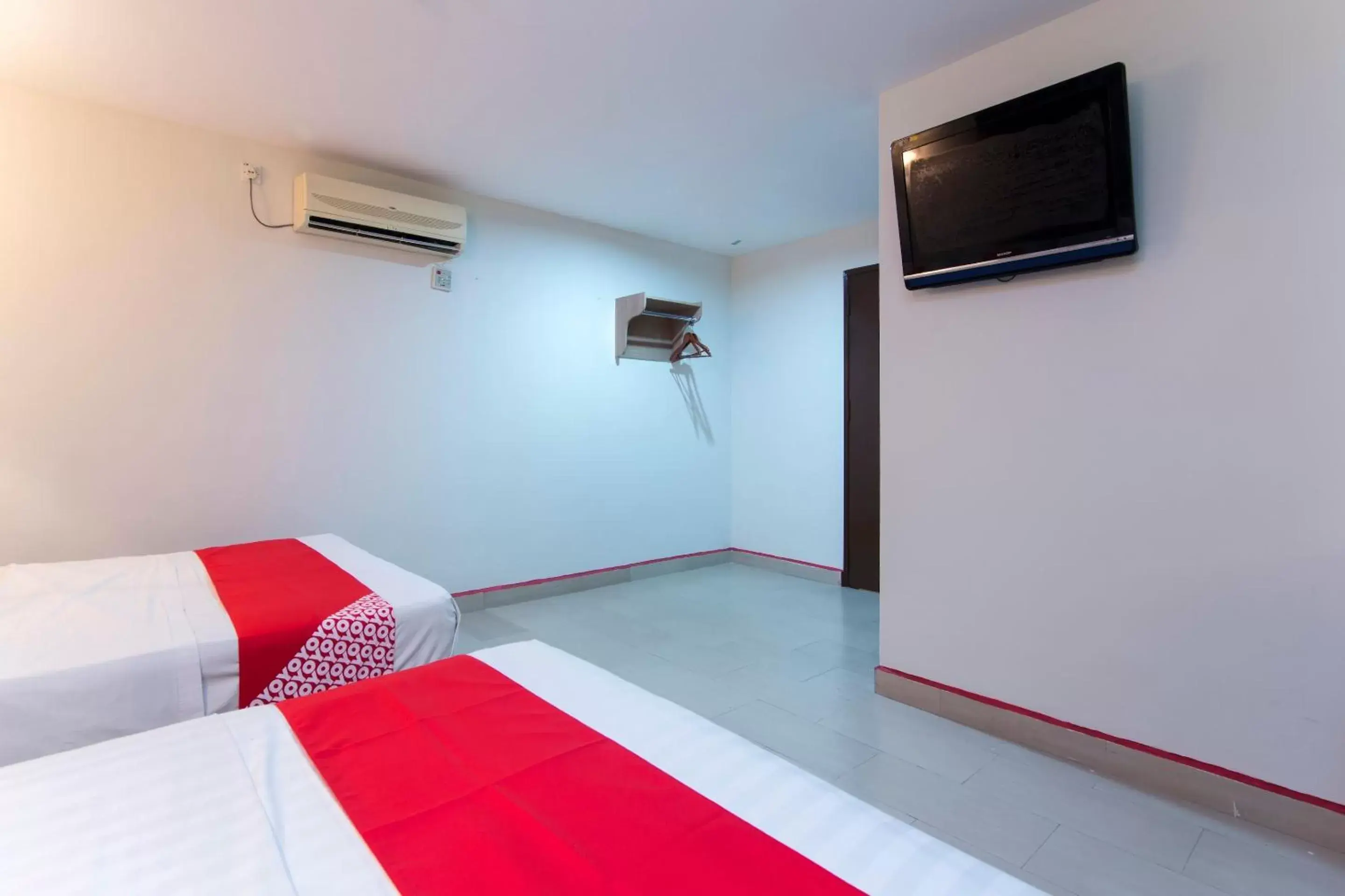 Bedroom, TV/Entertainment Center in Super OYO 44088 Valley View Hotel