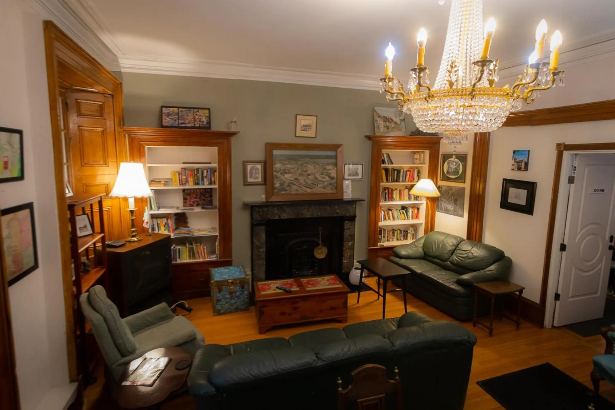 Communal lounge/ TV room in Pring Guesthouse