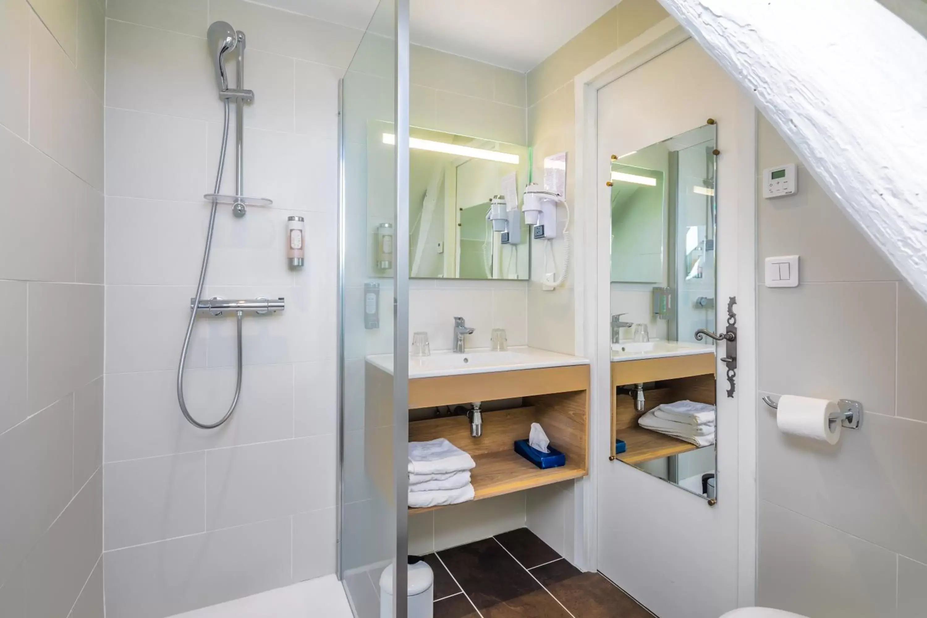 Shower, Bathroom in Hôtel La Couleuvrine Sarlat Centre Ville