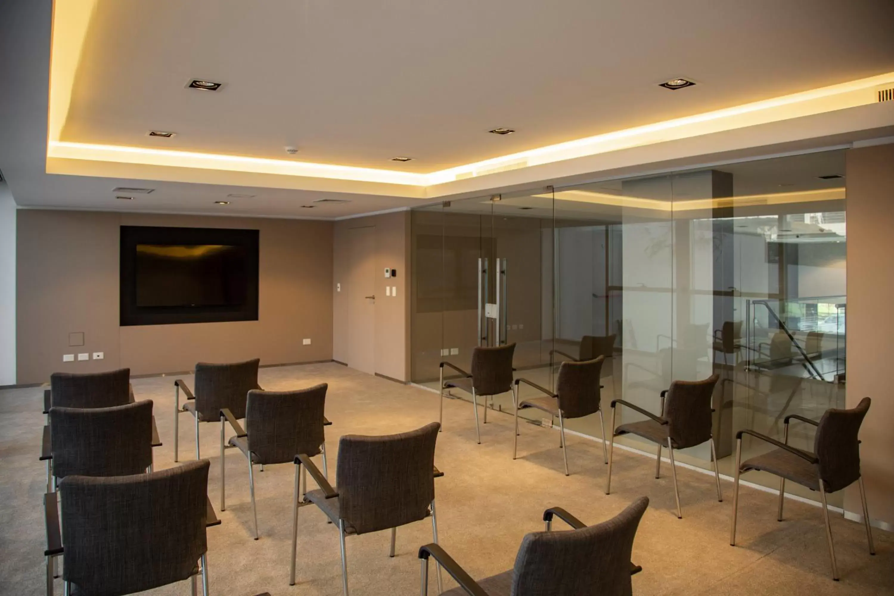 Meeting/conference room, Lounge/Bar in Dazzler by Wyndham La Plata