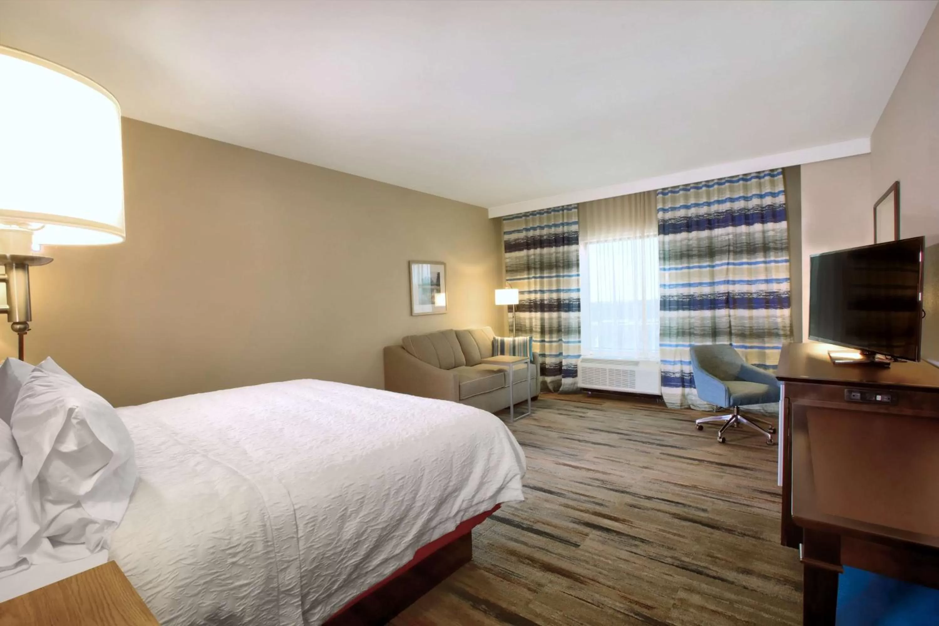 Bedroom, Bed in Hampton Inn & Suites By Hilton Baltimore/Aberdeen, Md