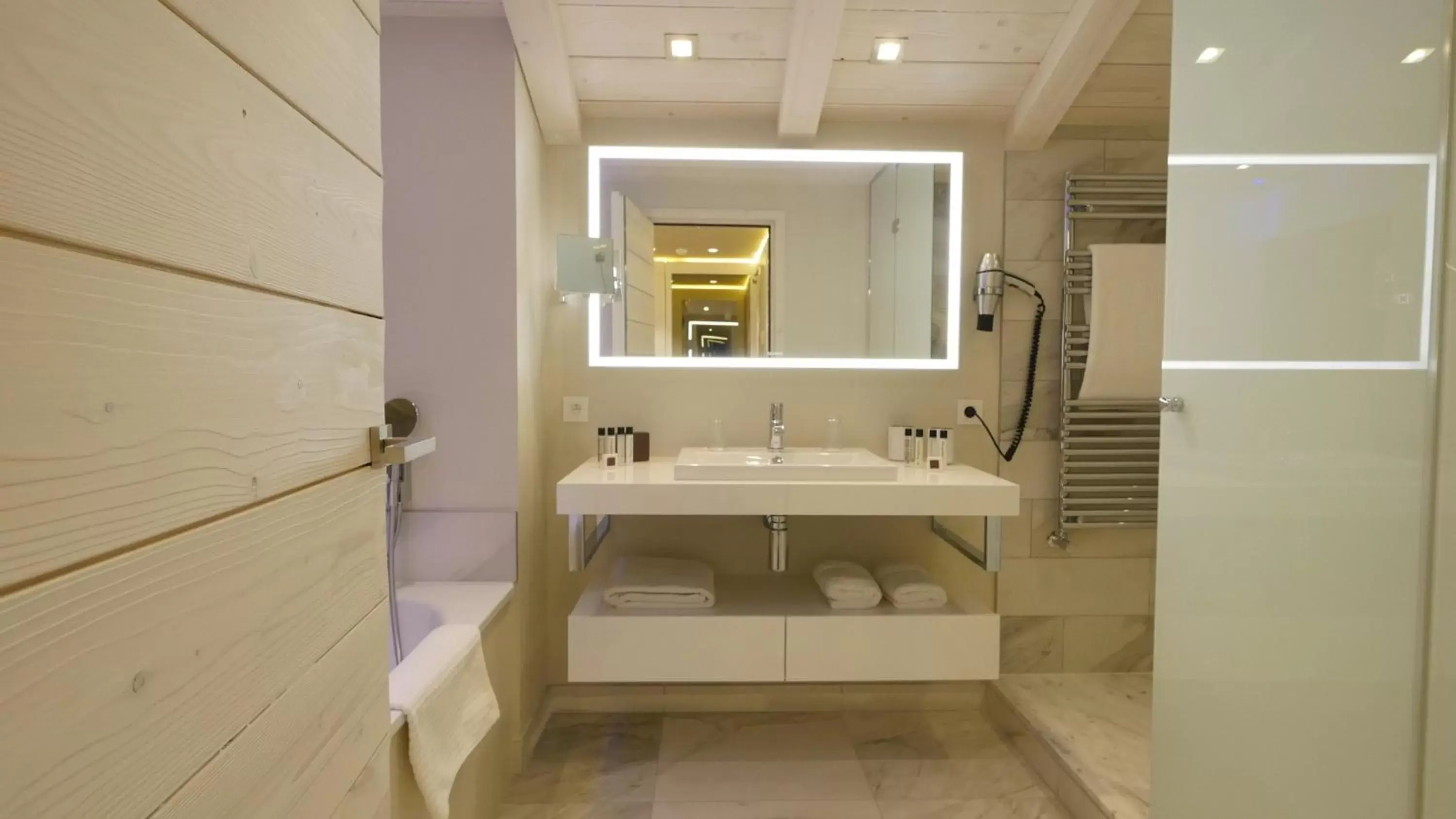 Shower, Bathroom in Hotel Tsanteleina
