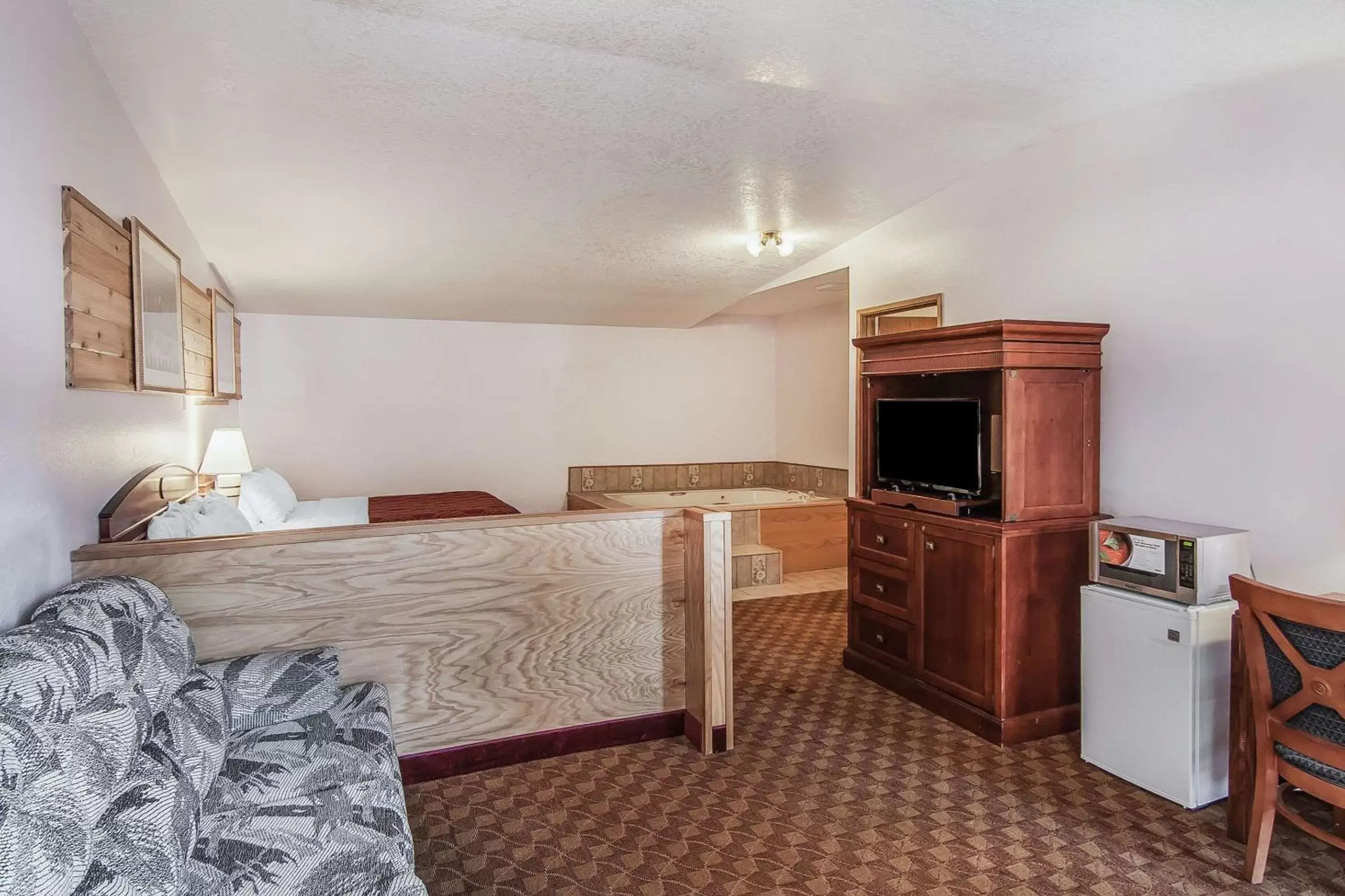 Photo of the whole room, Bed in Econo Lodge Inn & Suites Madras