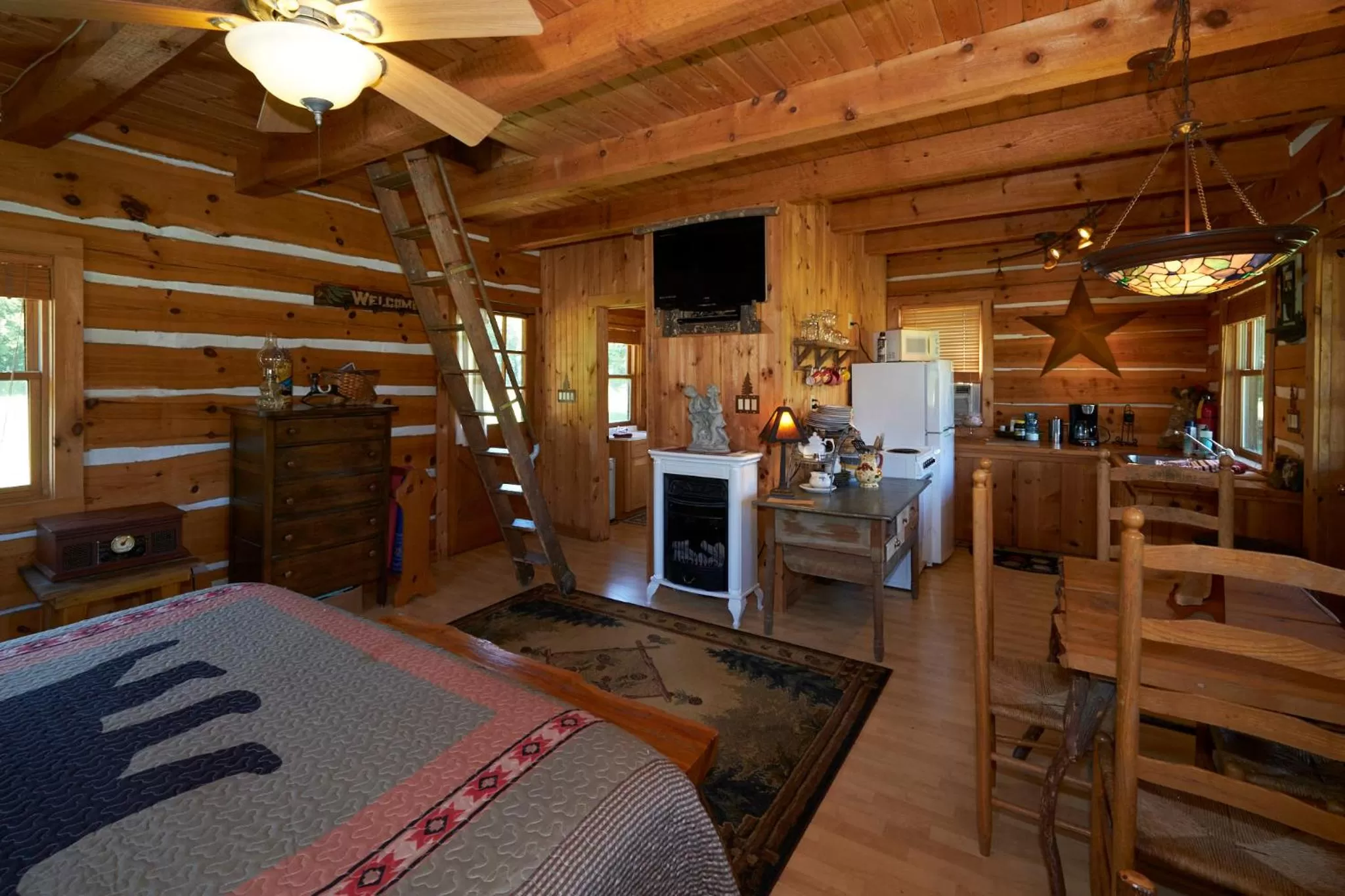 Kitchen/Kitchenette in Creekwalk Inn Bed and Breakfast with Cabins