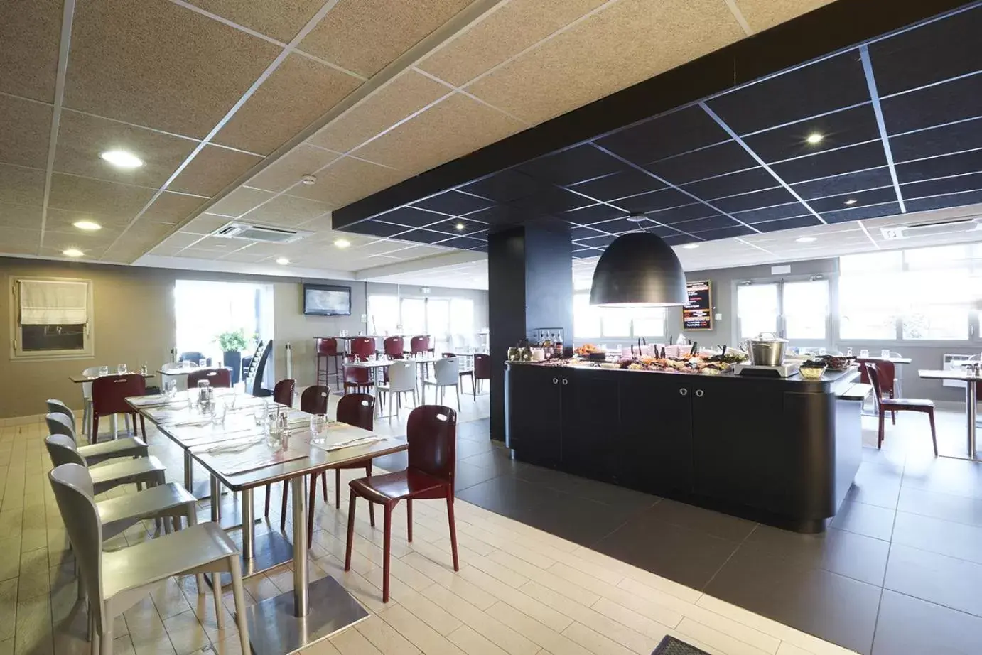 Restaurant/Places to Eat in Campanile Blanc-Mesnil