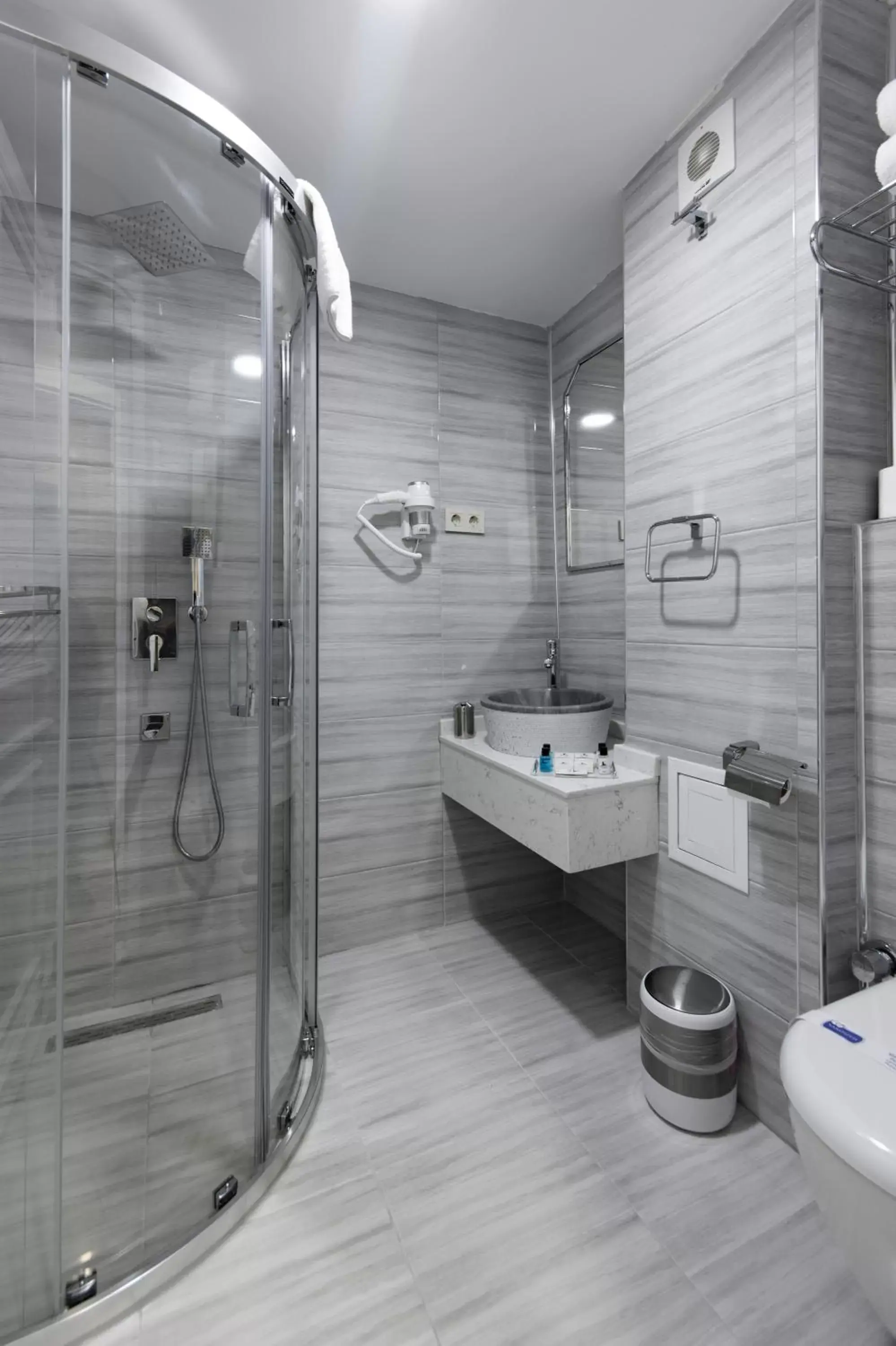Shower, Bathroom in Primero Hotel