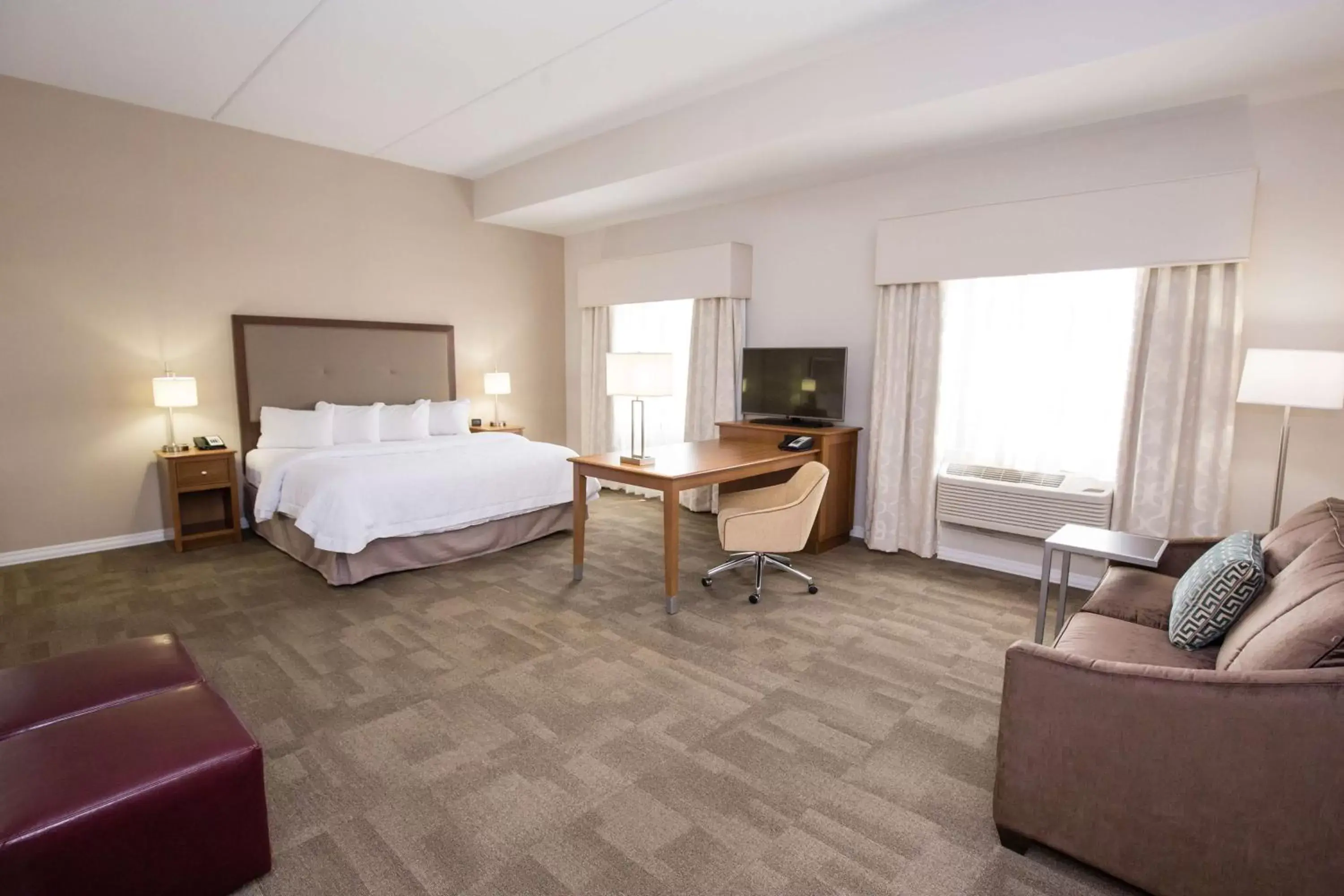Bed in Hampton Inn & Suites - Pittsburgh/Harmarville, PA
