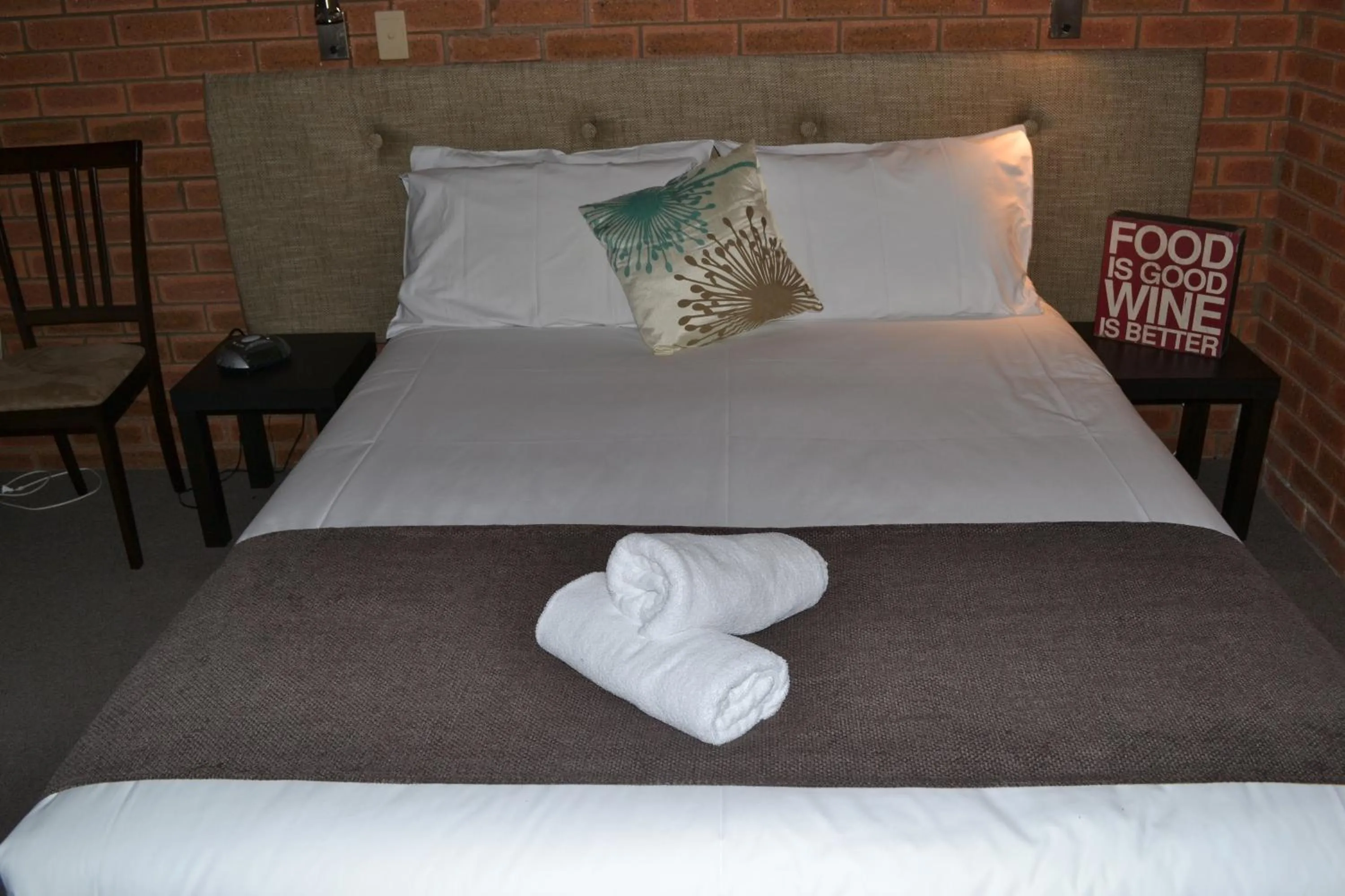 Bedroom, Bed in Ashleigh Court Motor Inn