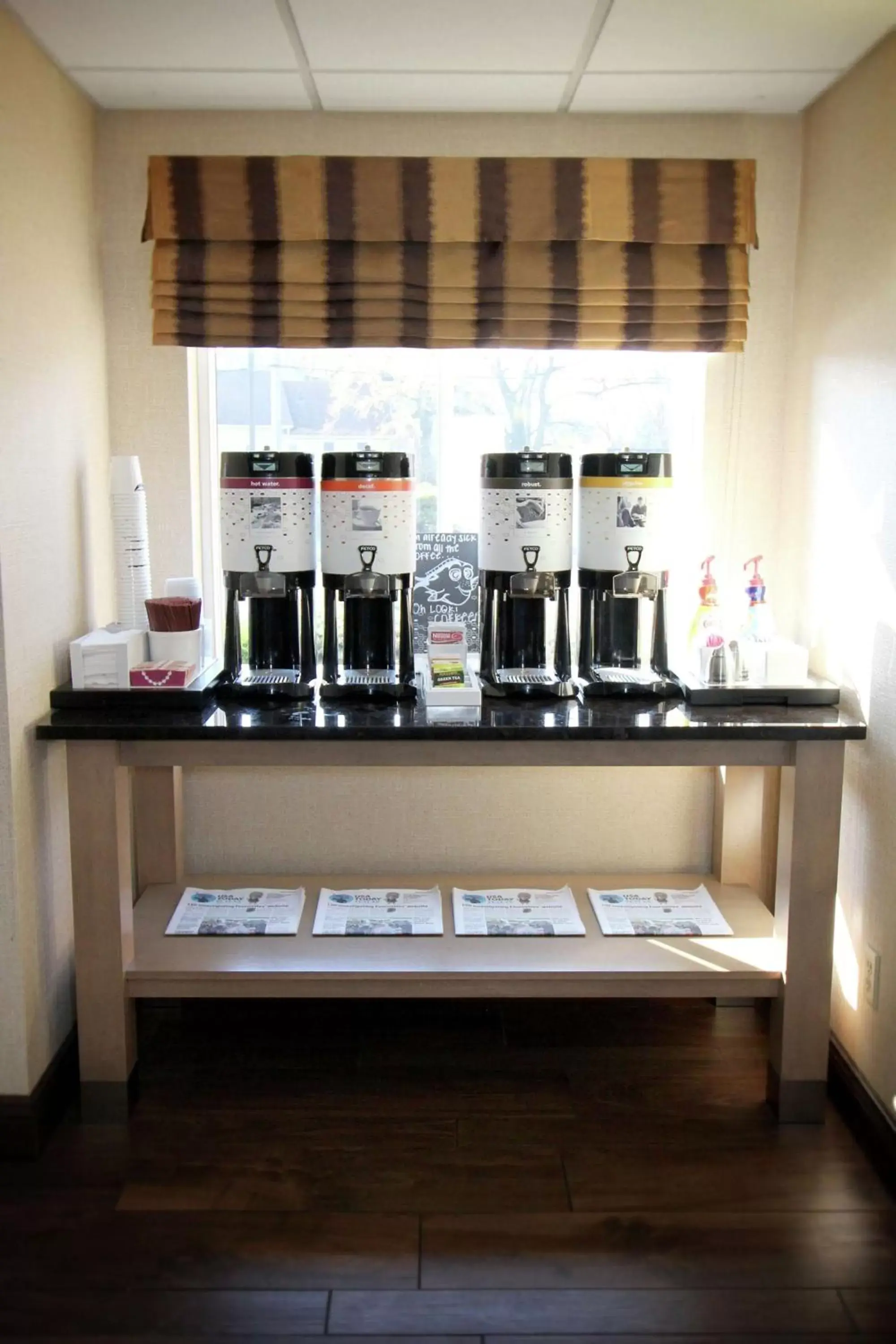 Dining area, Kitchen/Kitchenette in Hampton Inn Sandusky-Central