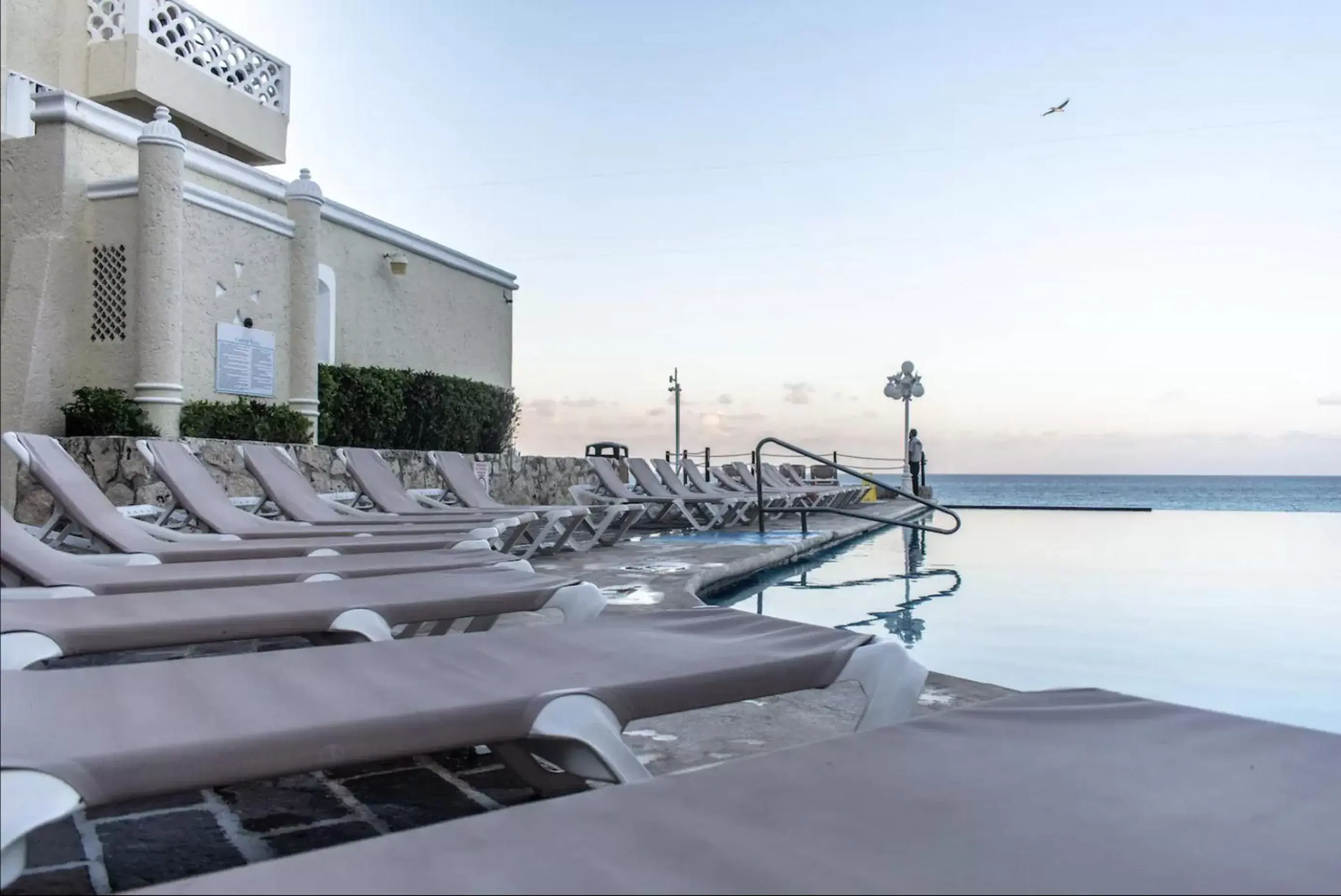 Swimming Pool in Cancun Beach&Sunrise