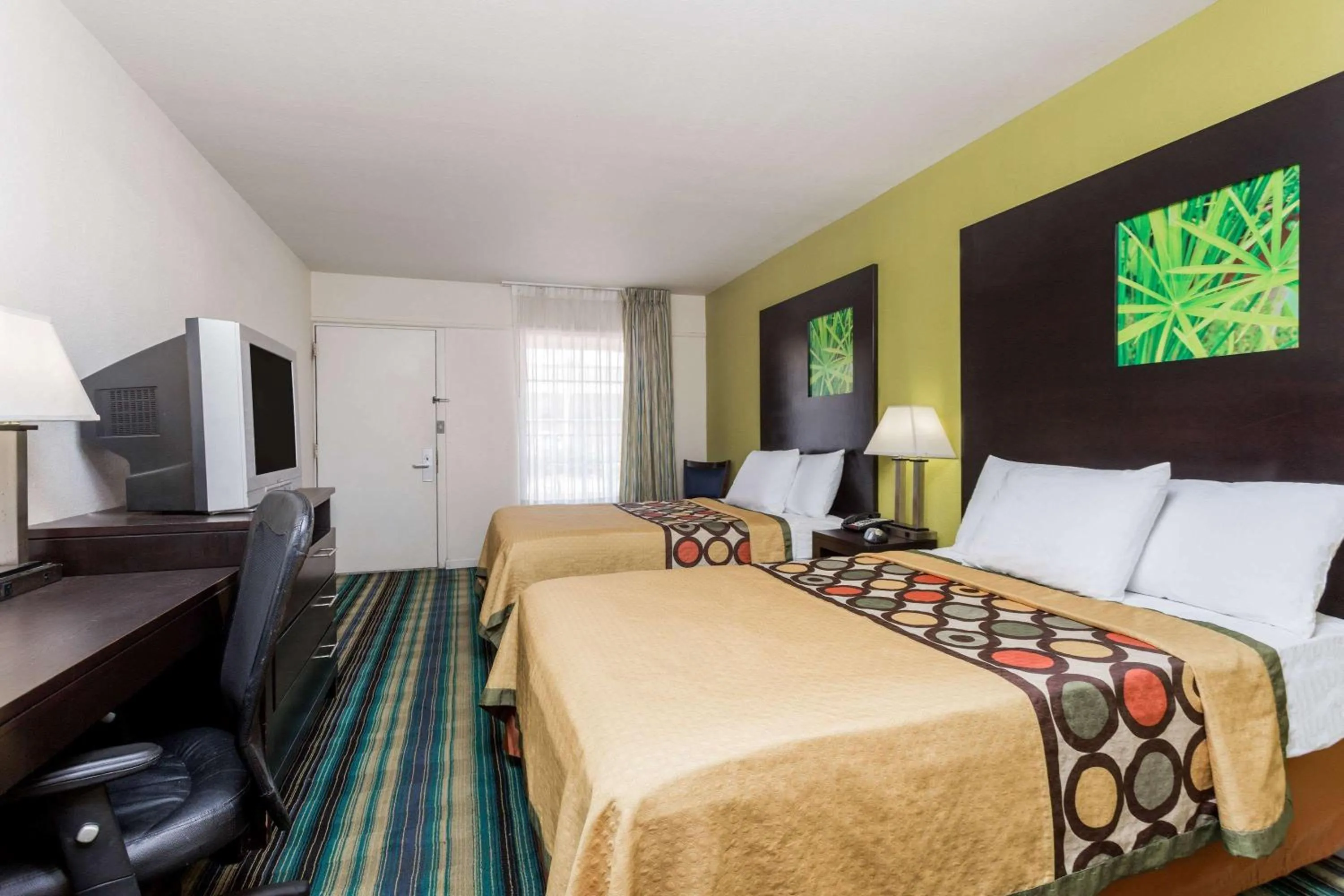 Photo of the whole room, Bed in Super 8 by Wyndham Augusta