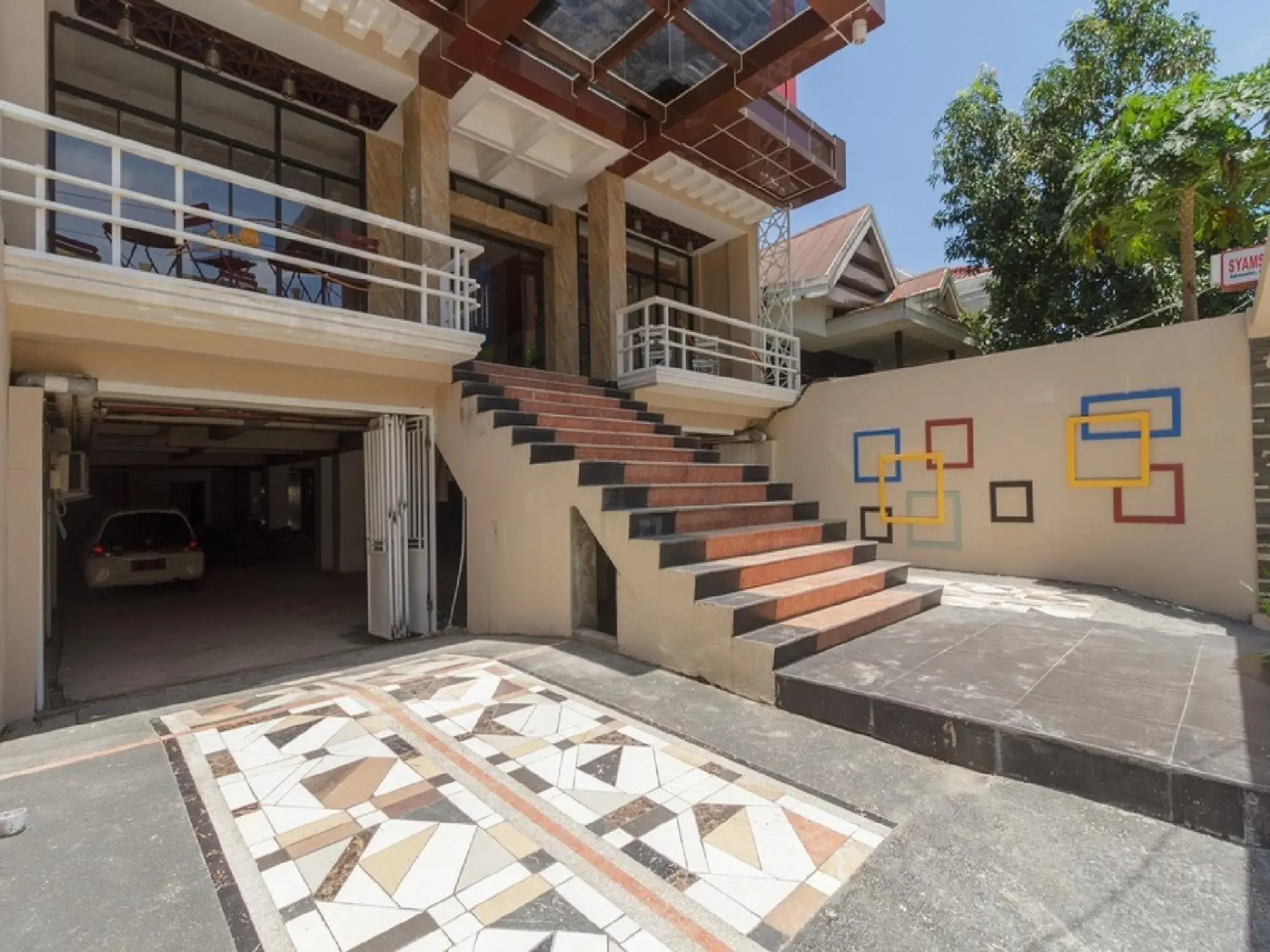 Property building in RedDoorz Plus at Boulevard Panakkukang Makassar Property building in RedDoorz Plus at Boulevard Panakkukang Makassar