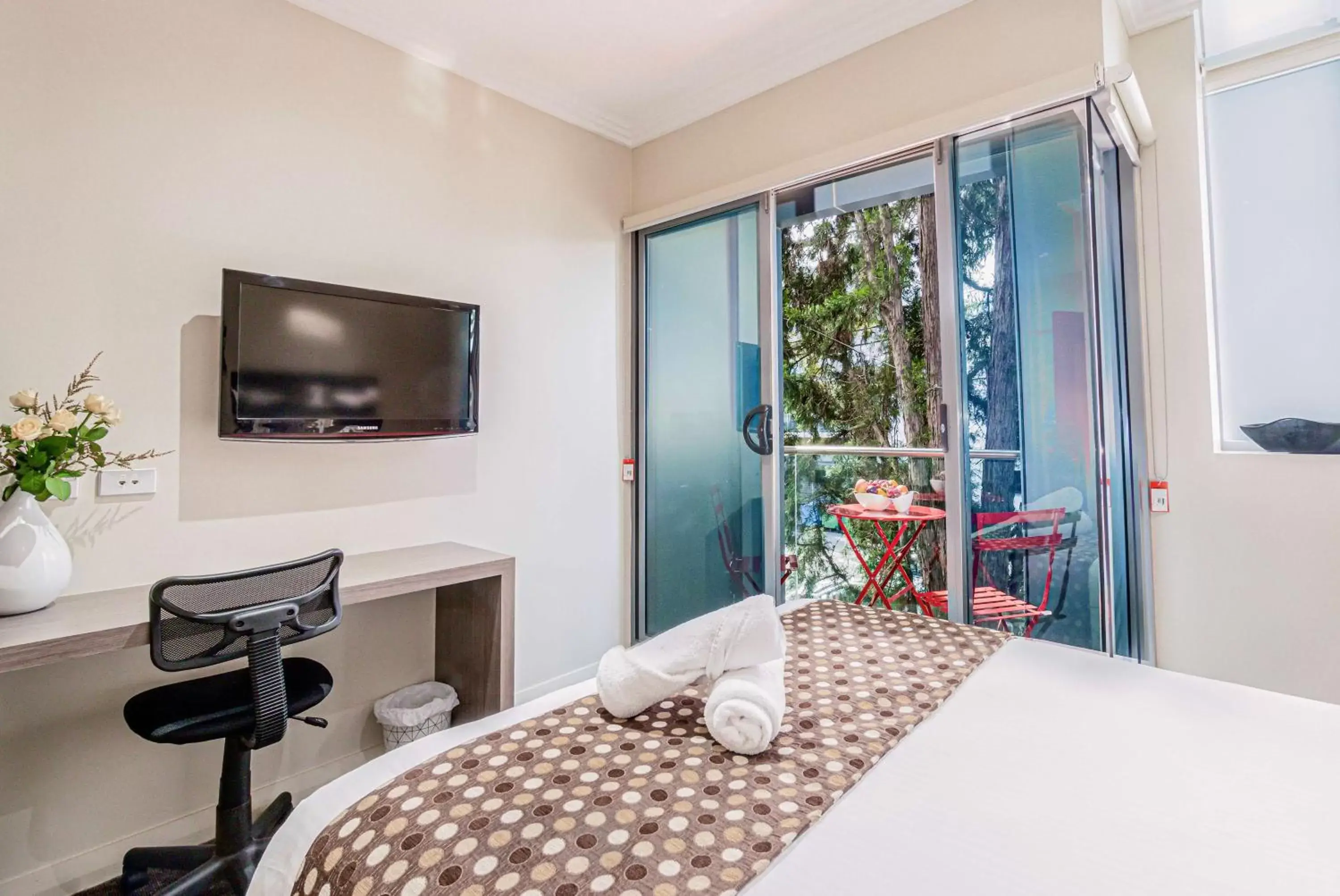 Photo of the whole room, Bed in Best Western Plus Camperdown Suites Photo of the whole room, Bed in Best Western Plus Camperdown Suites