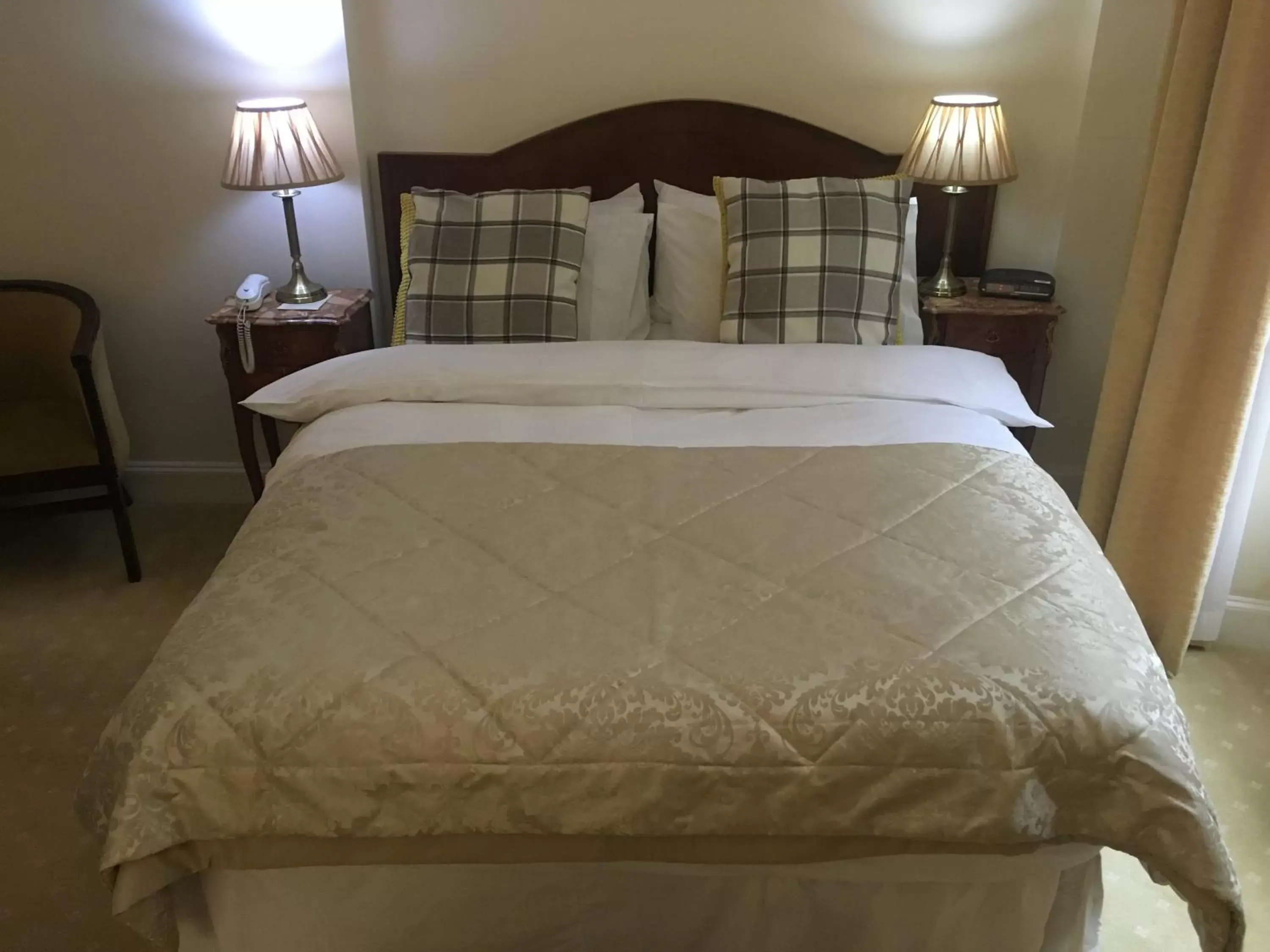 Bed in Mansfield House Hotel