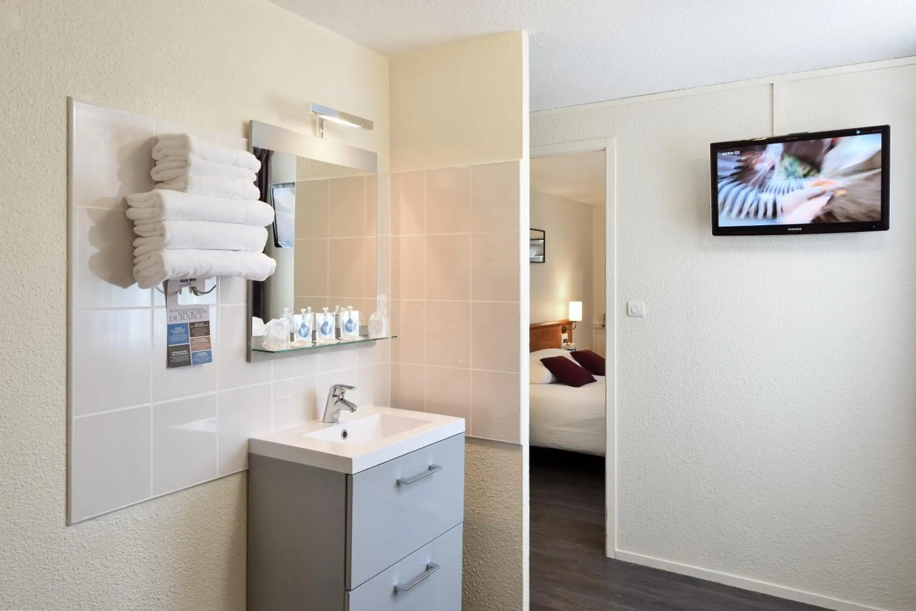 Photo of the whole room, Bathroom in Kyriad Saint-Etienne Centre