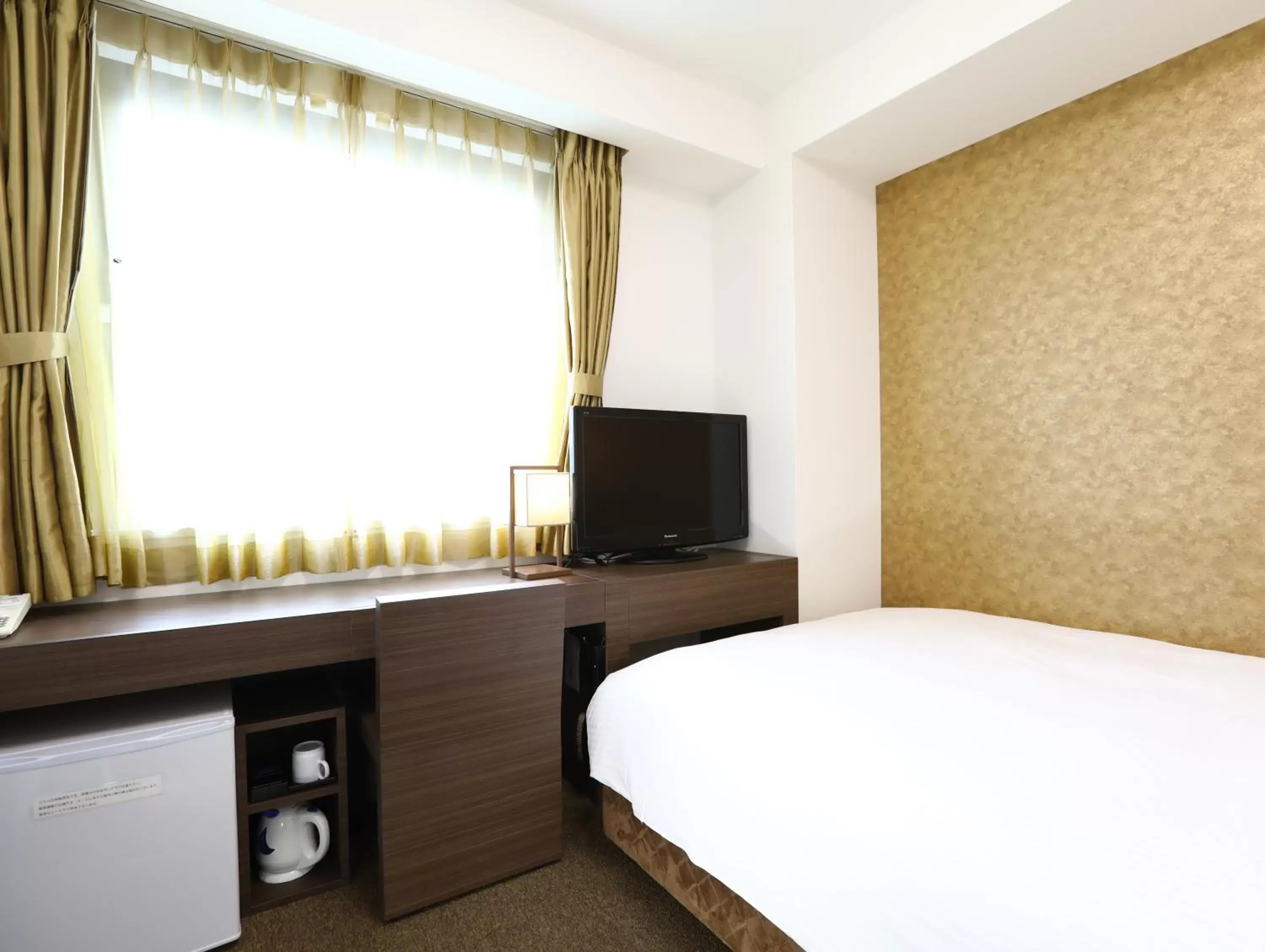 Bed, TV/Entertainment Center in Hotel Wing International Himeji