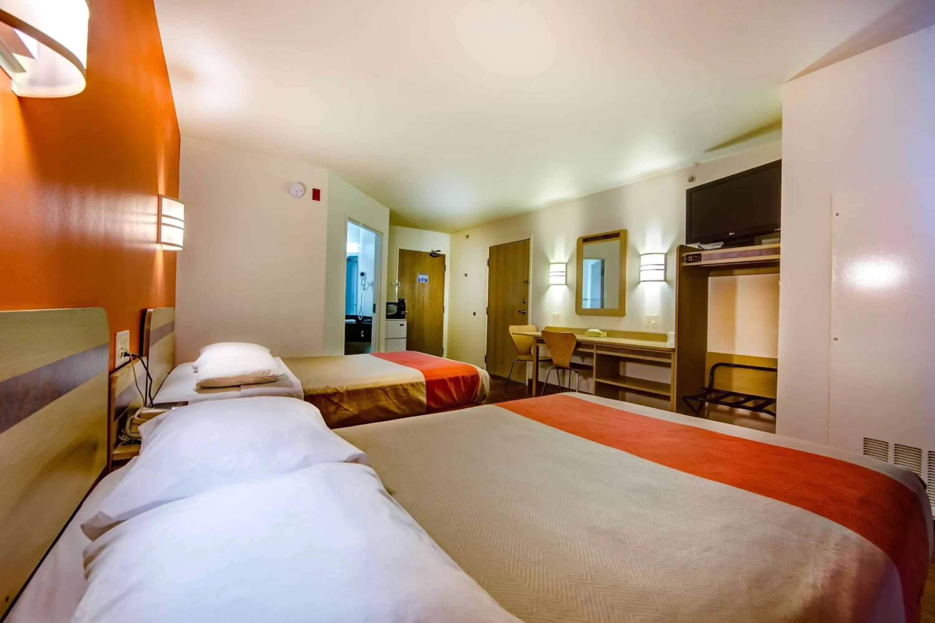 TV and multimedia, Bed in Motel 6-Burlington, ON - Toronto West - Oakville