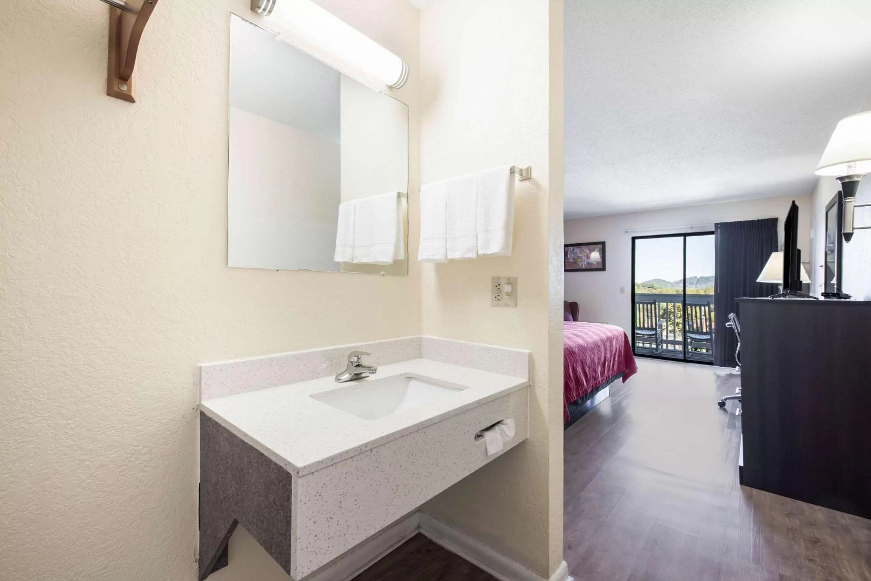 Bathroom, Bed in Econo Lodge Waynesville