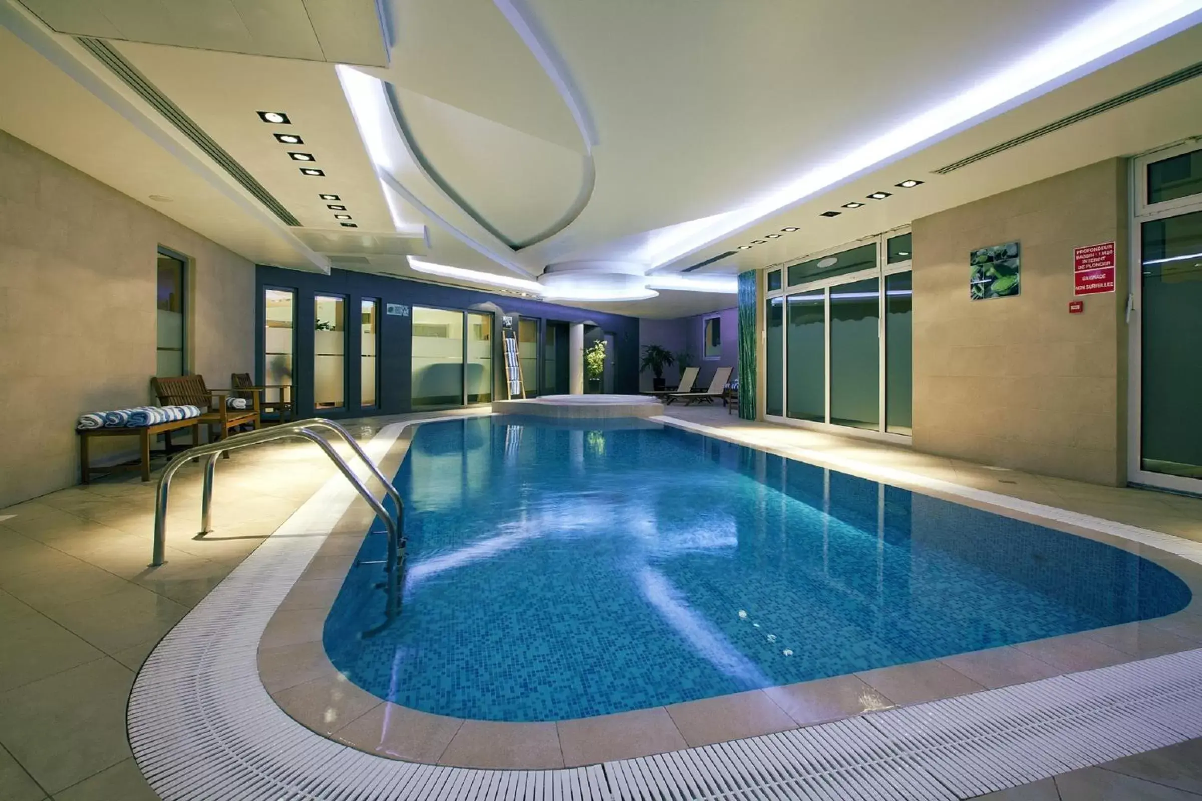 Swimming pool in Residhome Paris-Massy Swimming pool in Residhome Paris-Massy