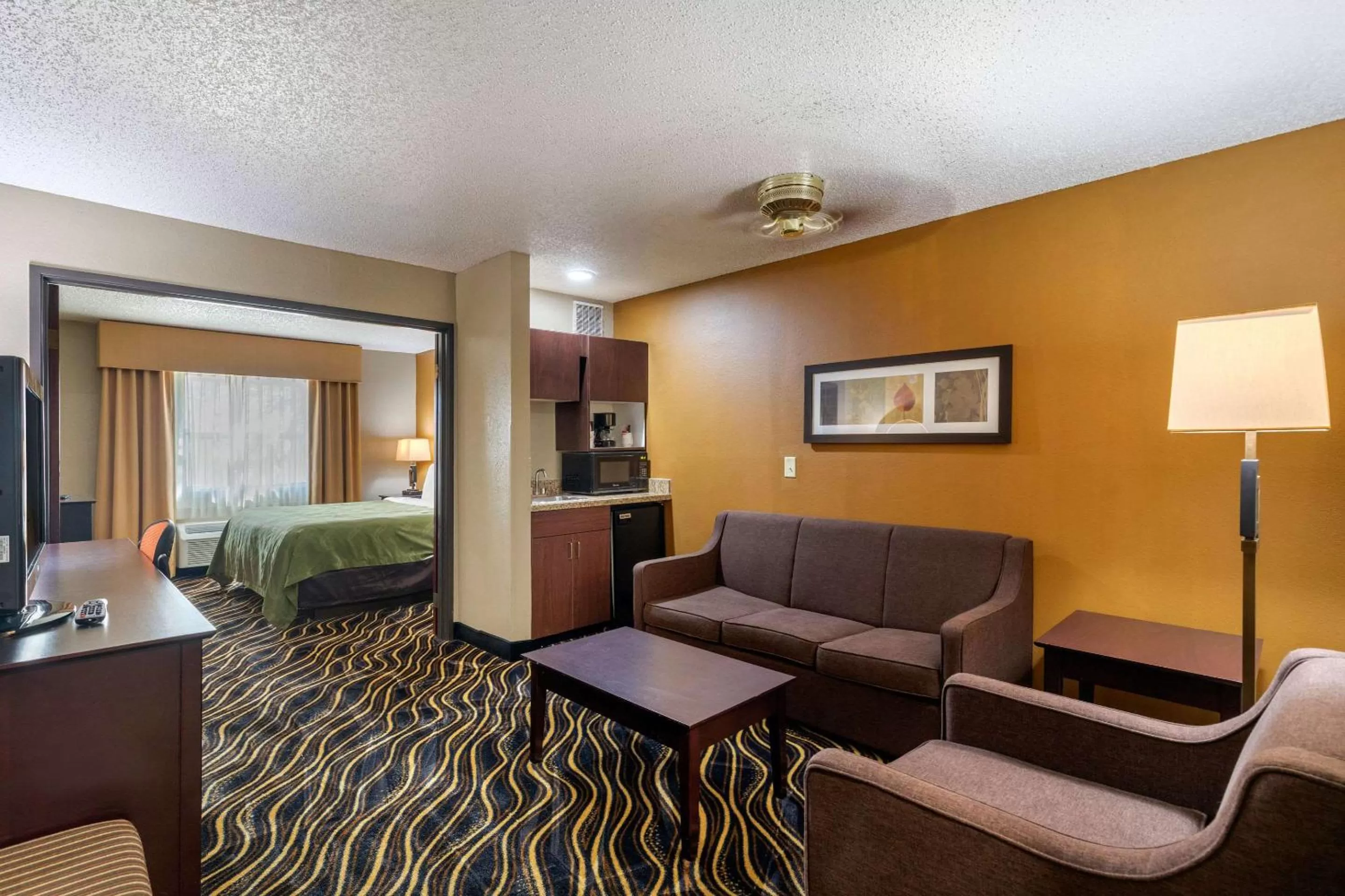 Photo of the whole room, Bed in Quality Suites Addison-Dallas