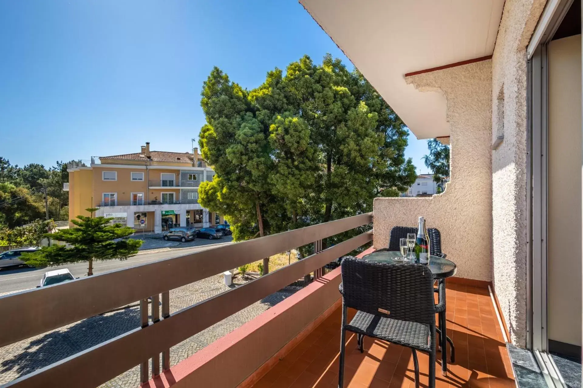 Street view, Balcony/Terrace in Hotel Colmeia