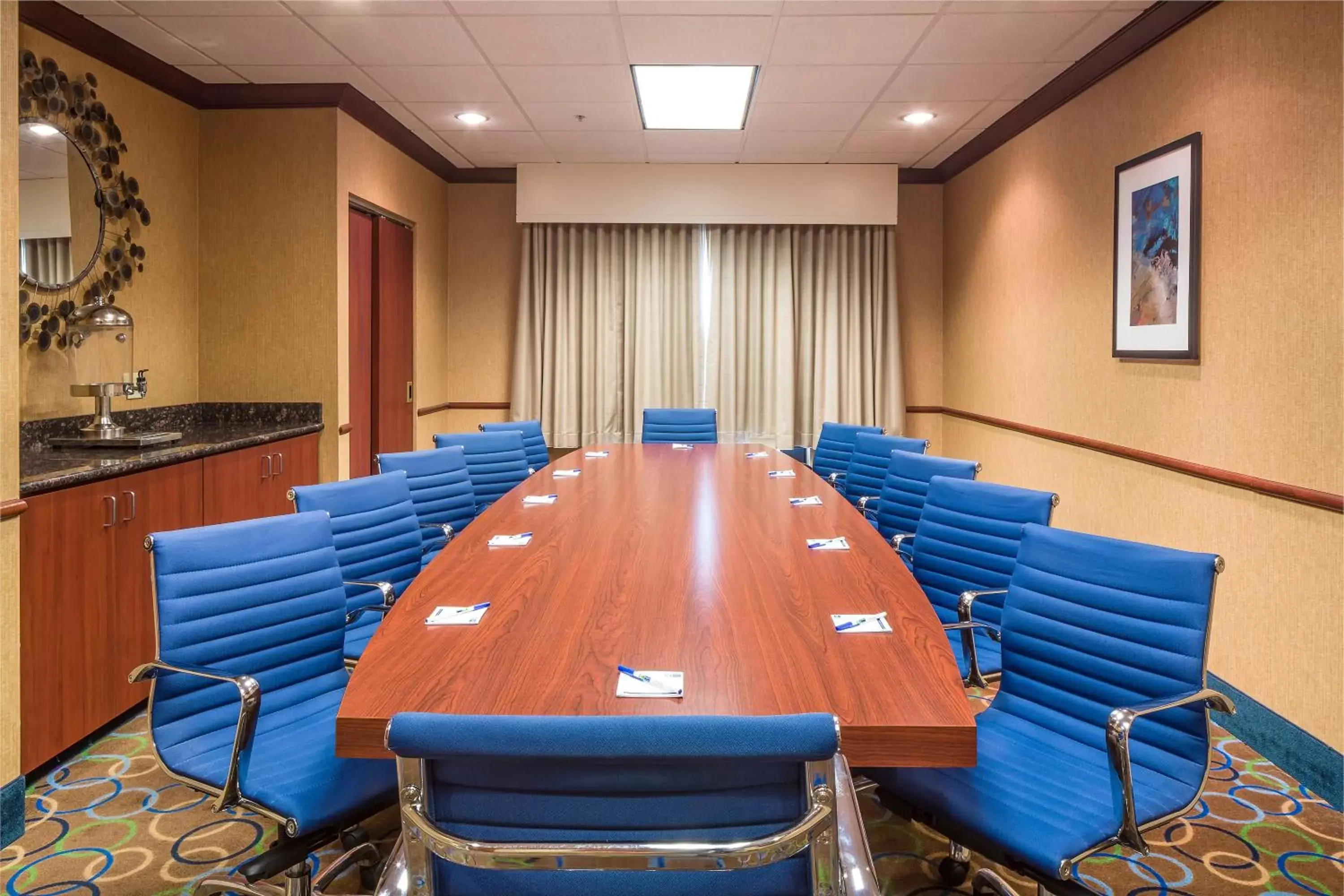 Meeting/conference room in Holiday Inn Express Hotel & Suites Manchester - Airport, an IHG Hotel