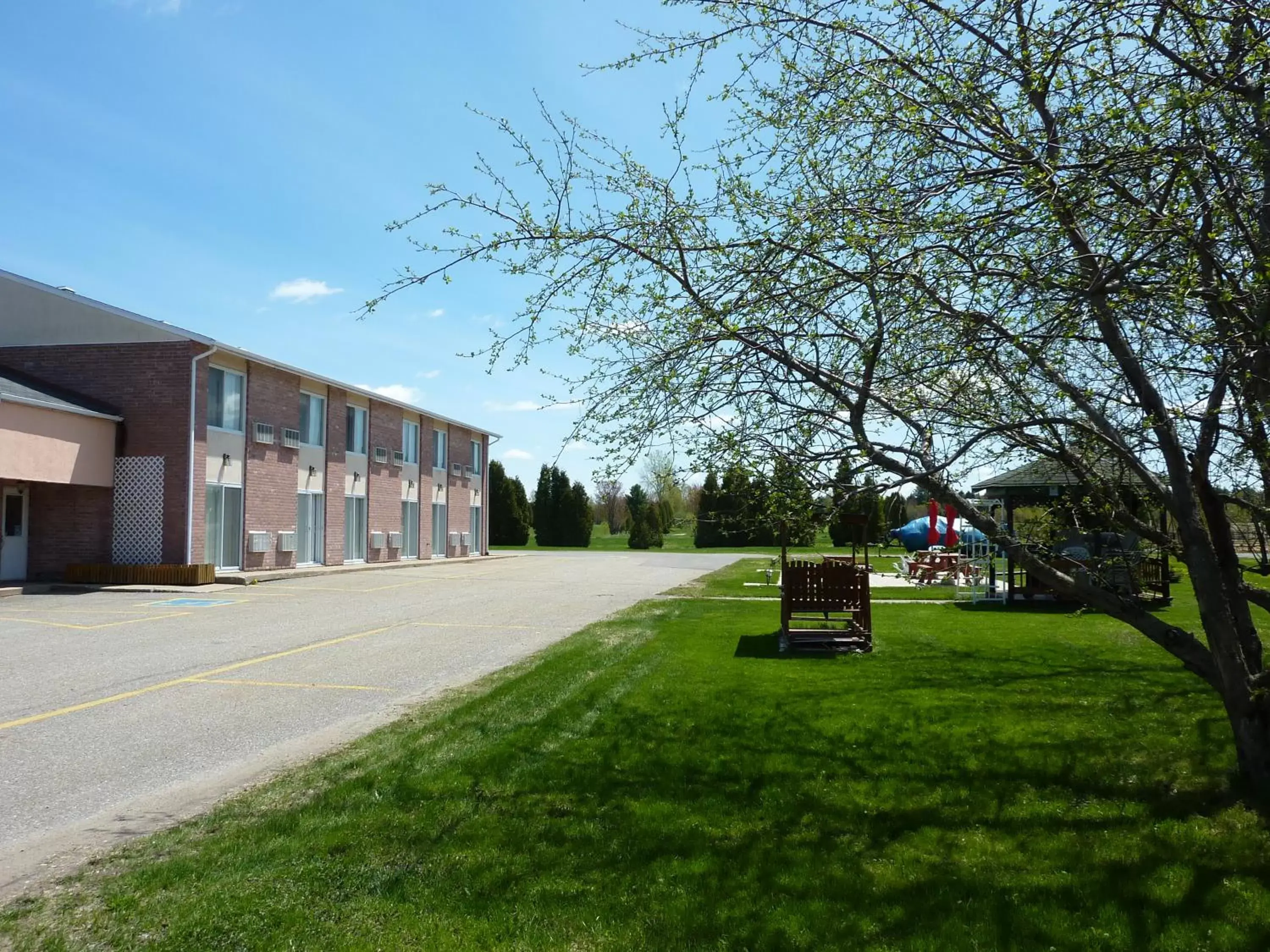 Property Building in Motel Becancour