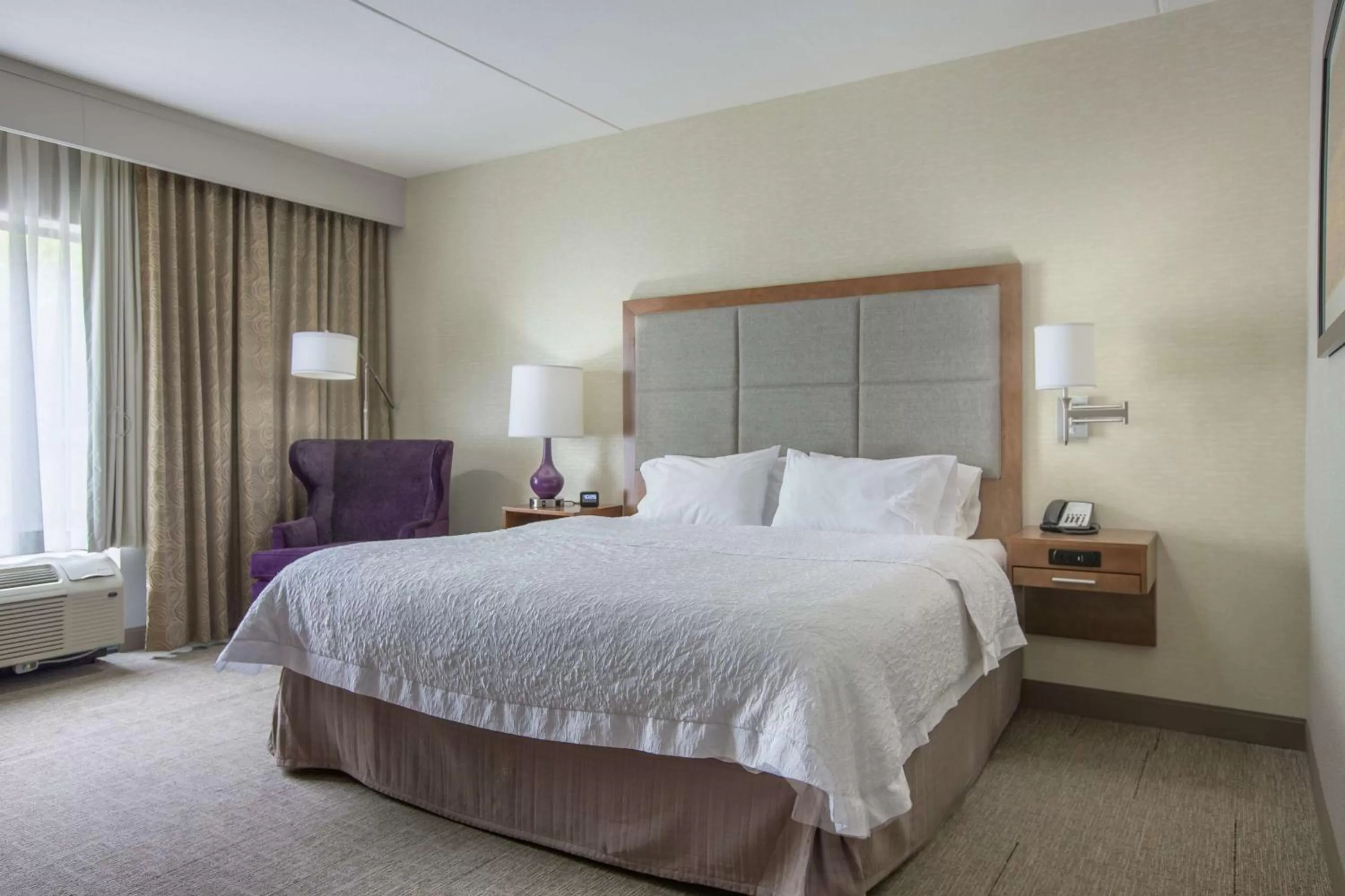 Bed in Hampton Inn & Suites - Knoxville Papermill Drive, TN