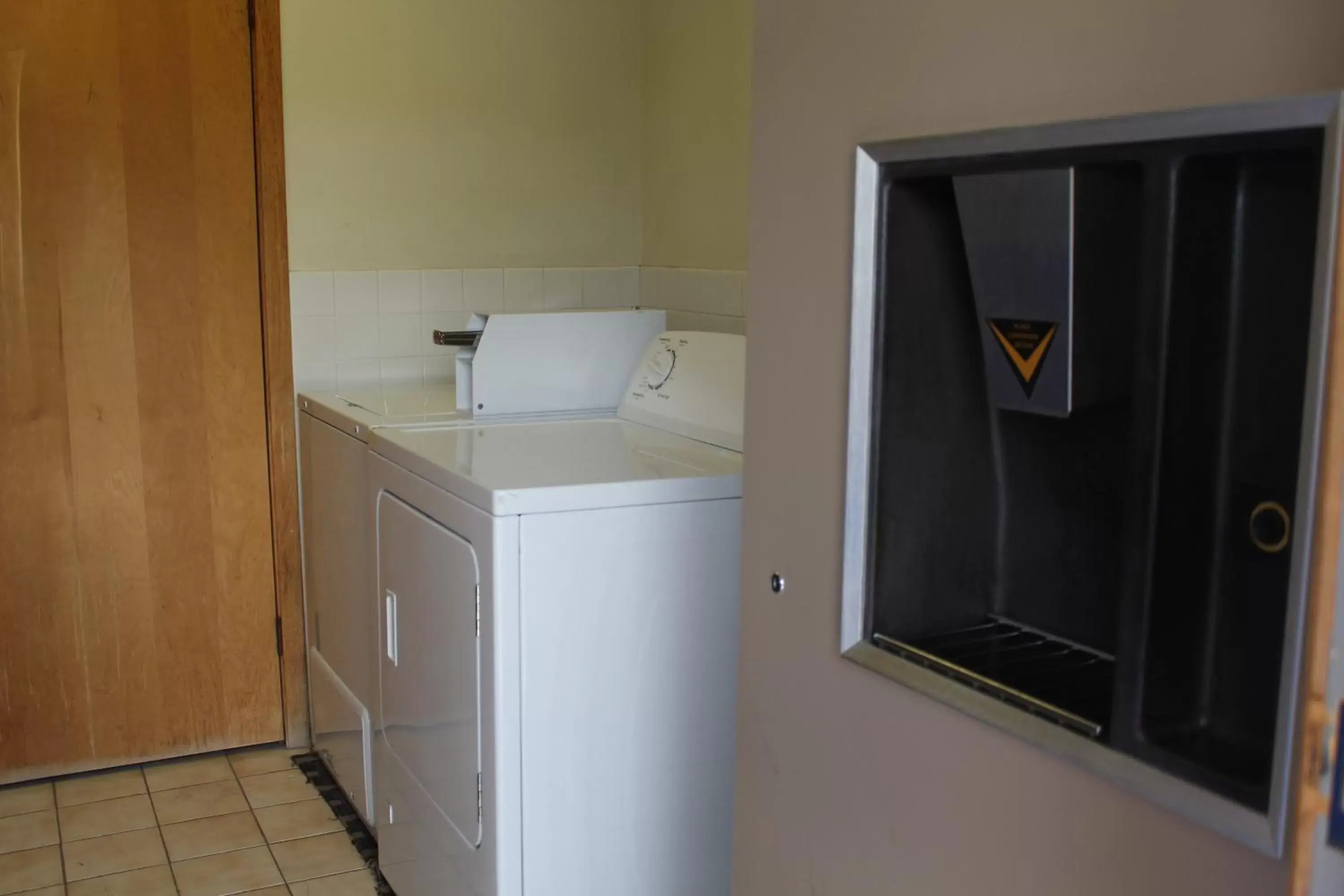 laundry, Kitchen/Kitchenette in Budget Host Inn Fridley