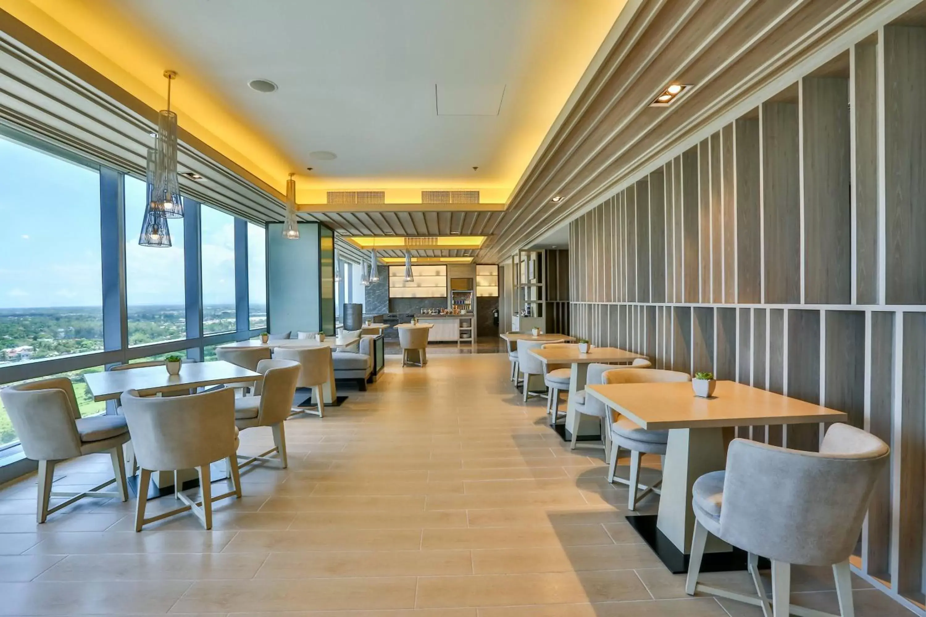 Lounge or bar, Restaurant/Places to Eat in Courtyard by Marriott Iloilo