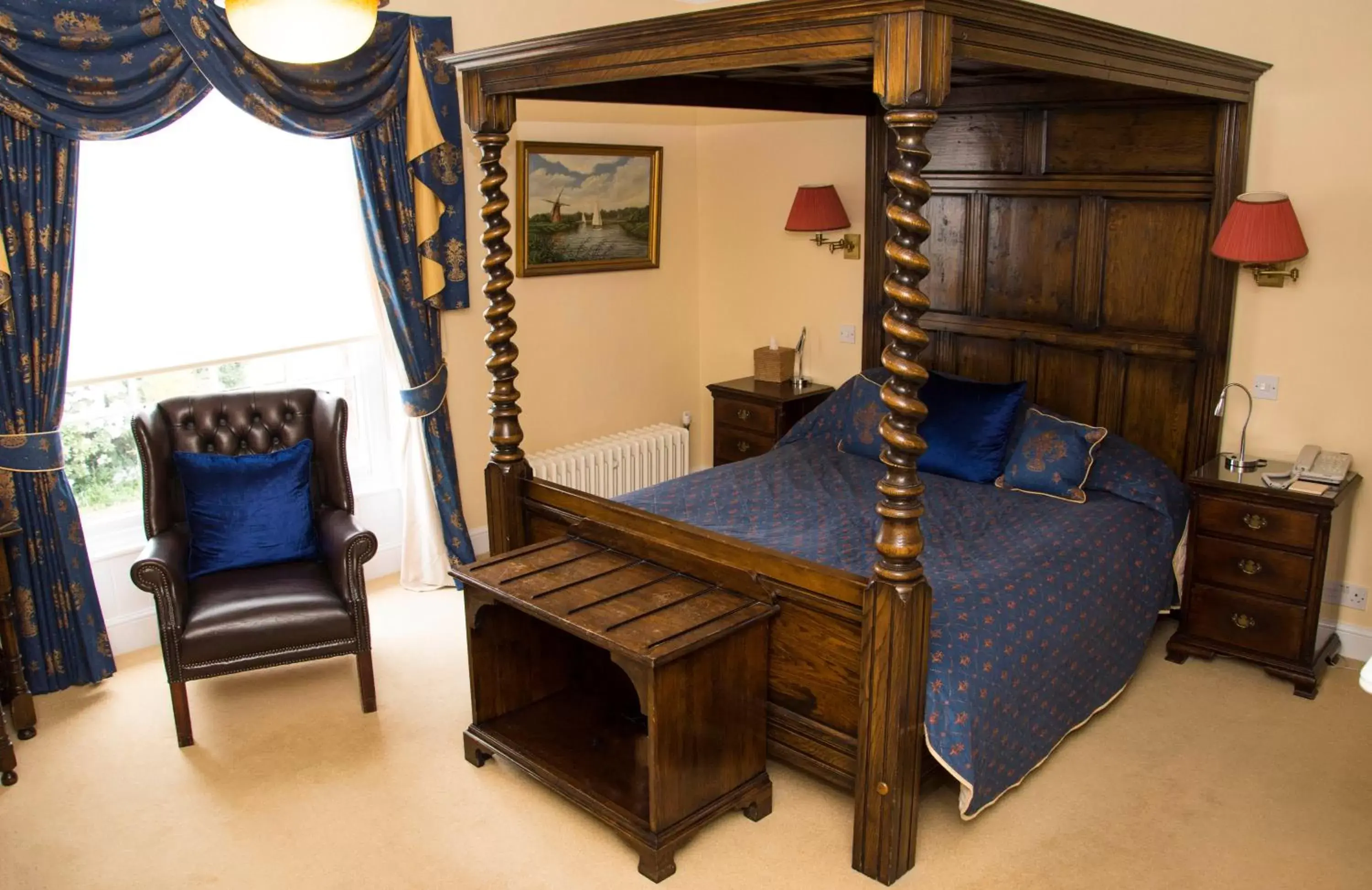 Bed, Seating Area in Beechwood Hotel