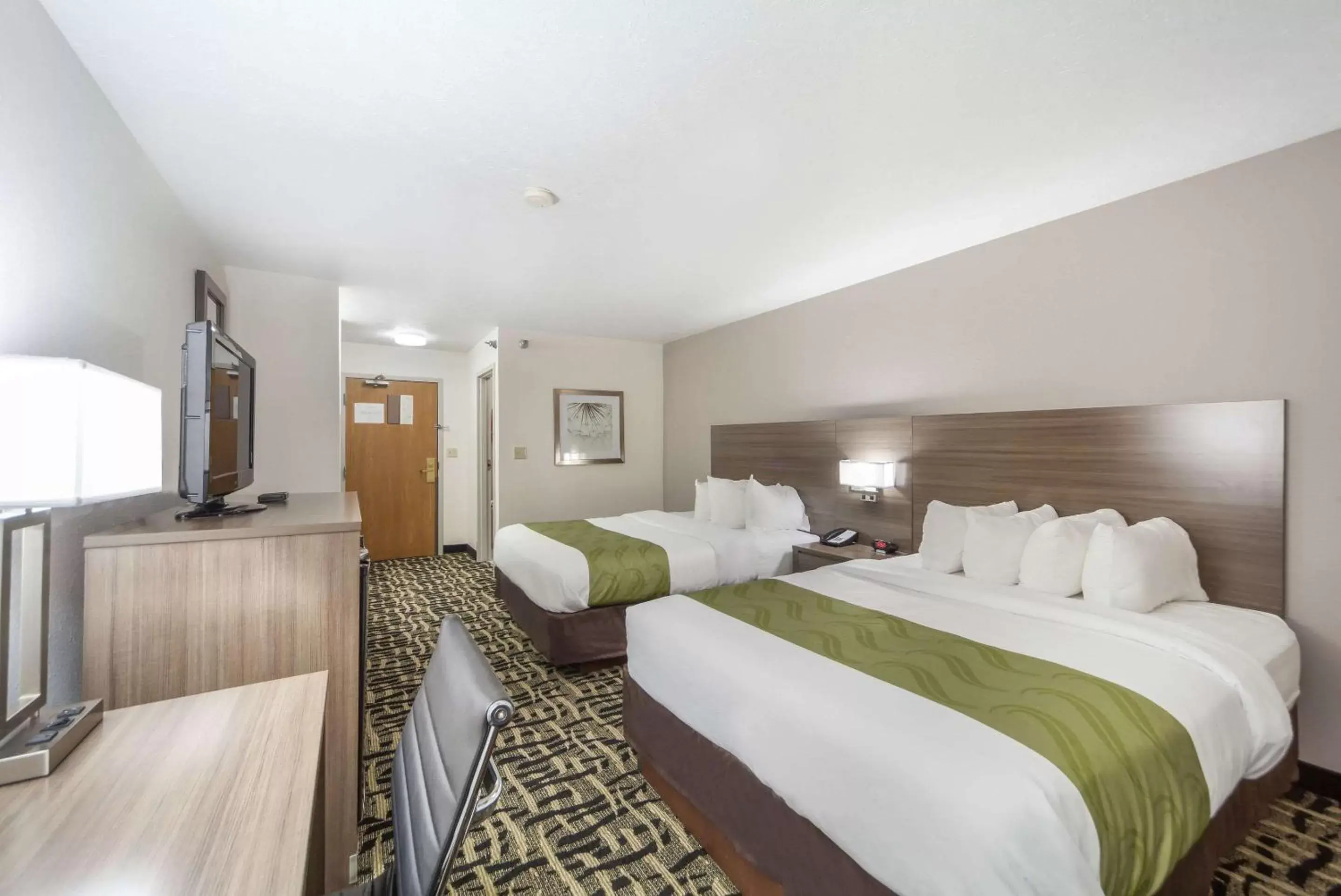 Photo of the whole room, Bed in Quality Inn & Suites West Omaha - NE Linclon