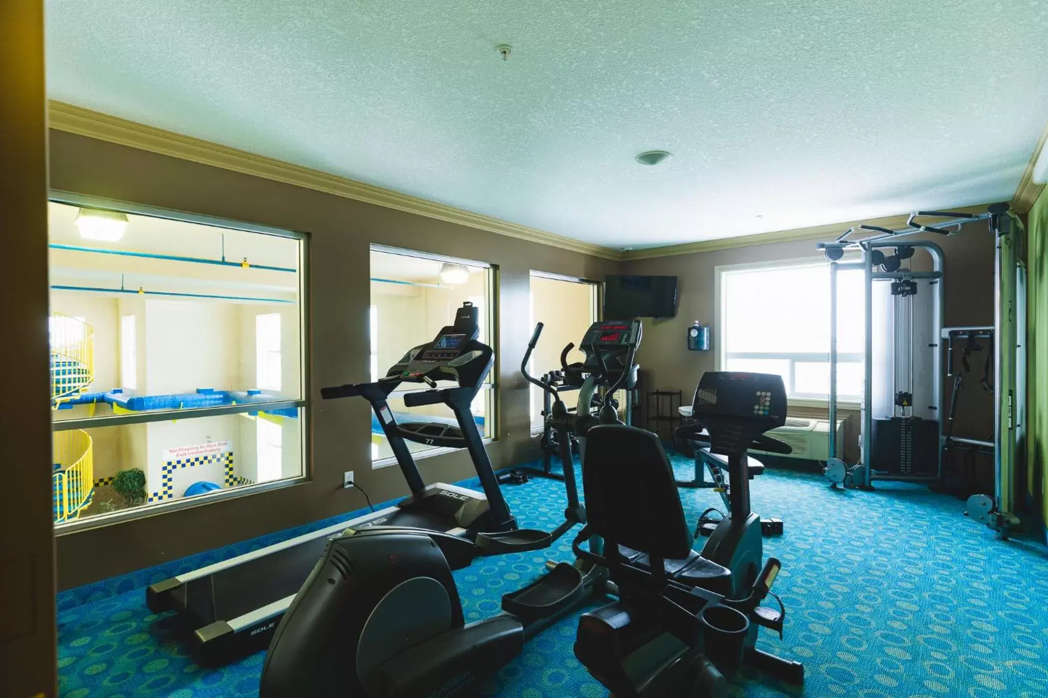 Fitness centre/facilities in Redwood Inn & Suites
