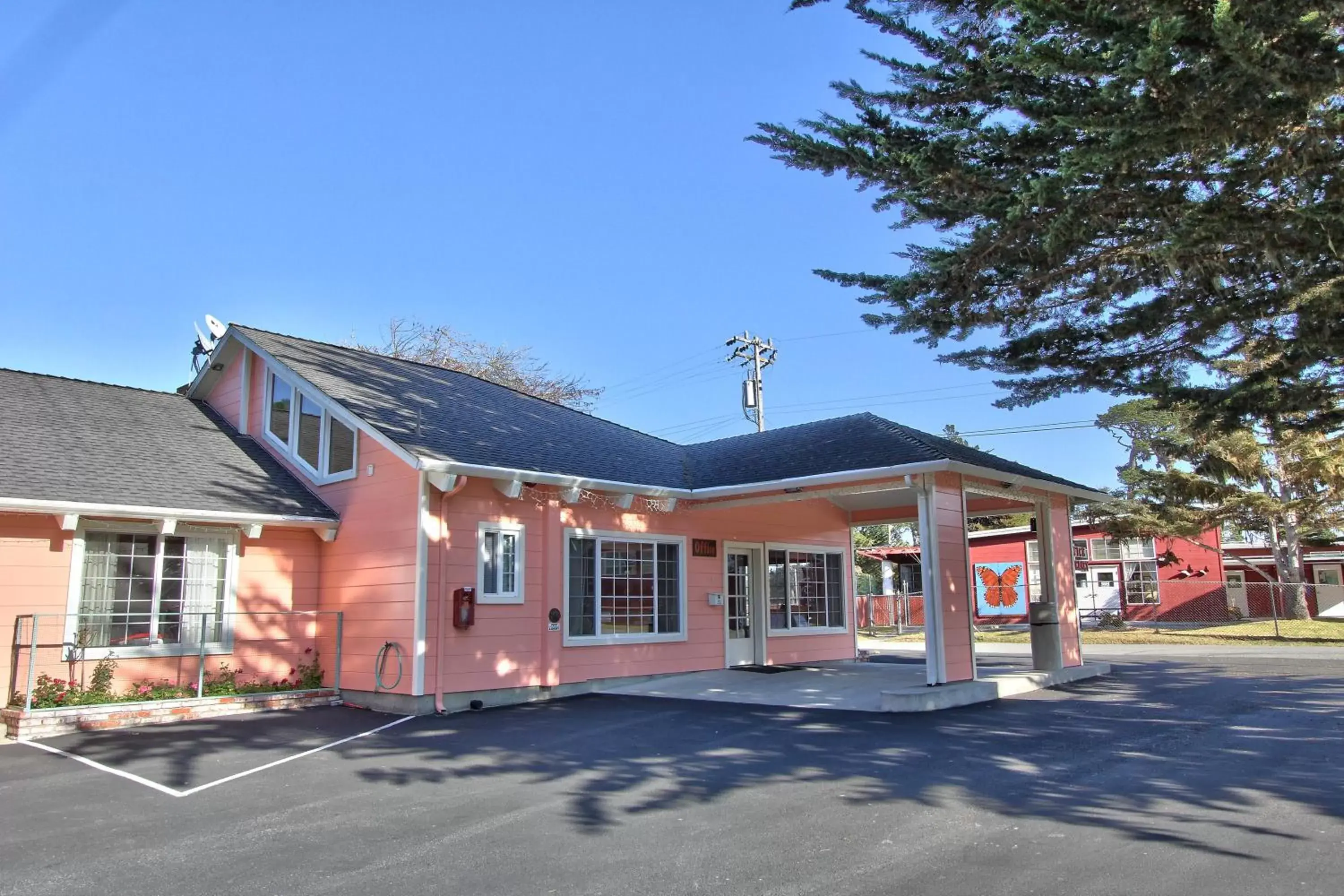 Facade/entrance, Property Building in Butterfly Grove Inn