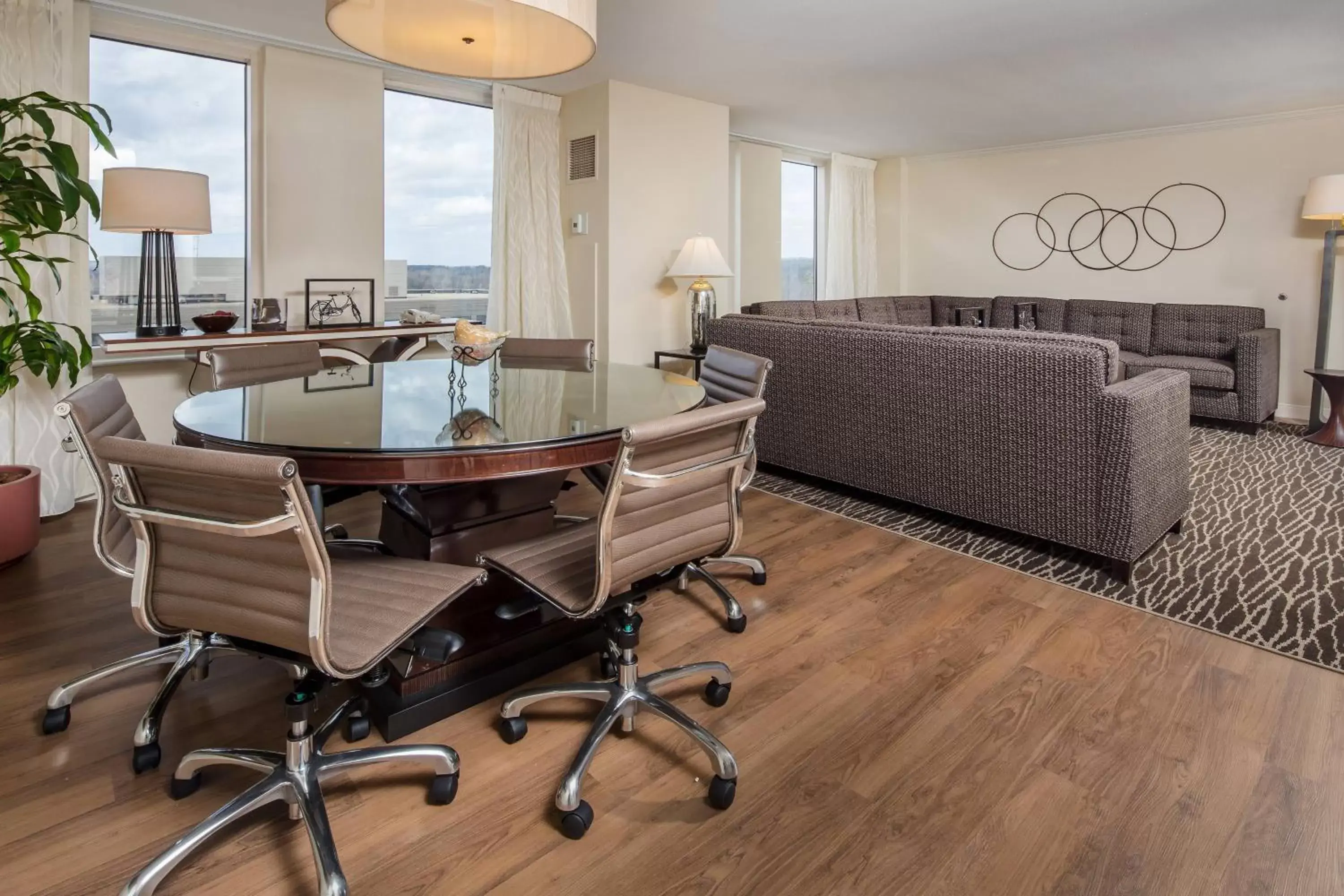 Living room in Augusta Marriott at the Convention Center