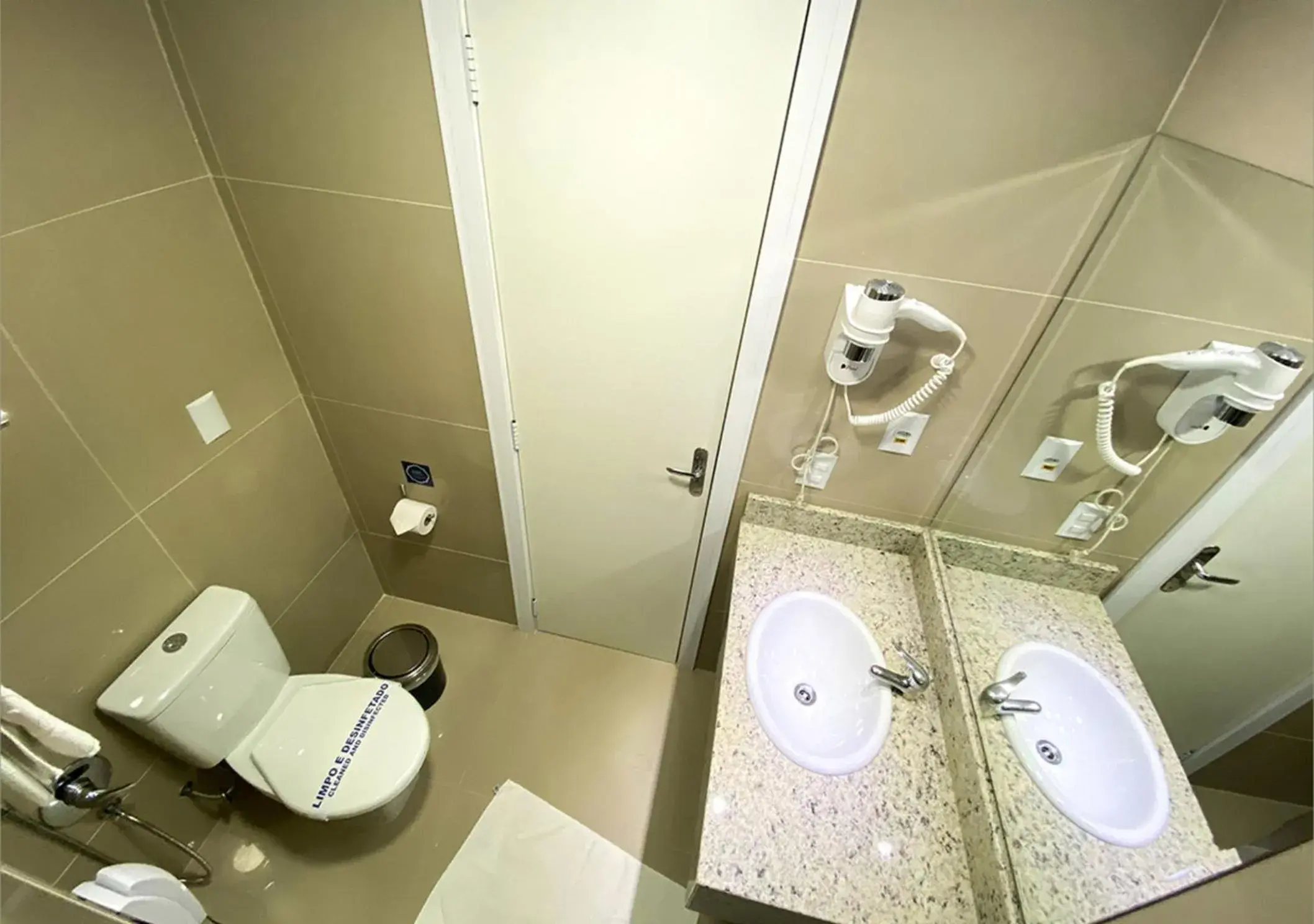 Bathroom in Sibara Flat Hotel & Convencoes