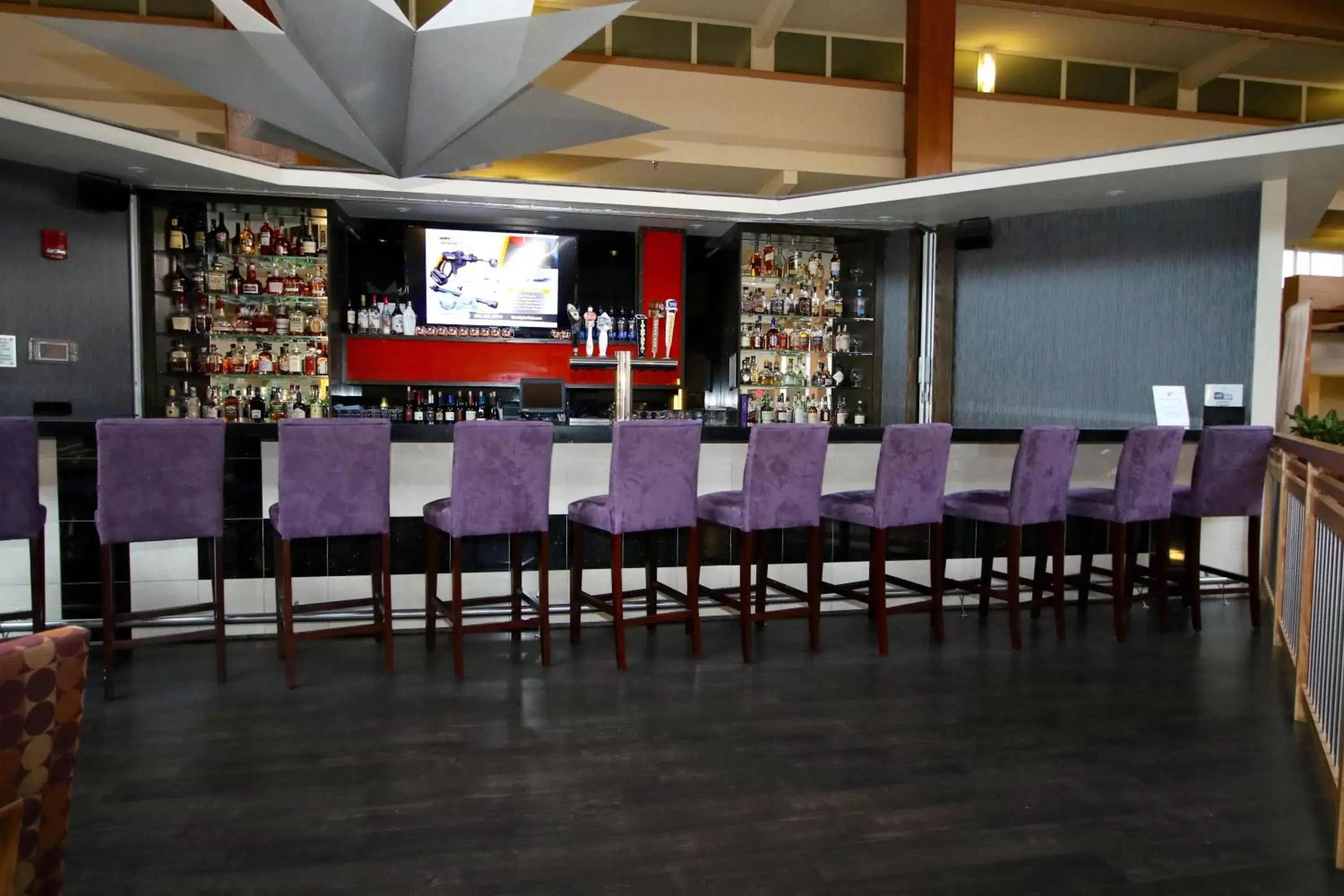 Lounge or bar, Lounge/Bar in Crowne Plaza Suffern-Mahwah, an IHG Hotel