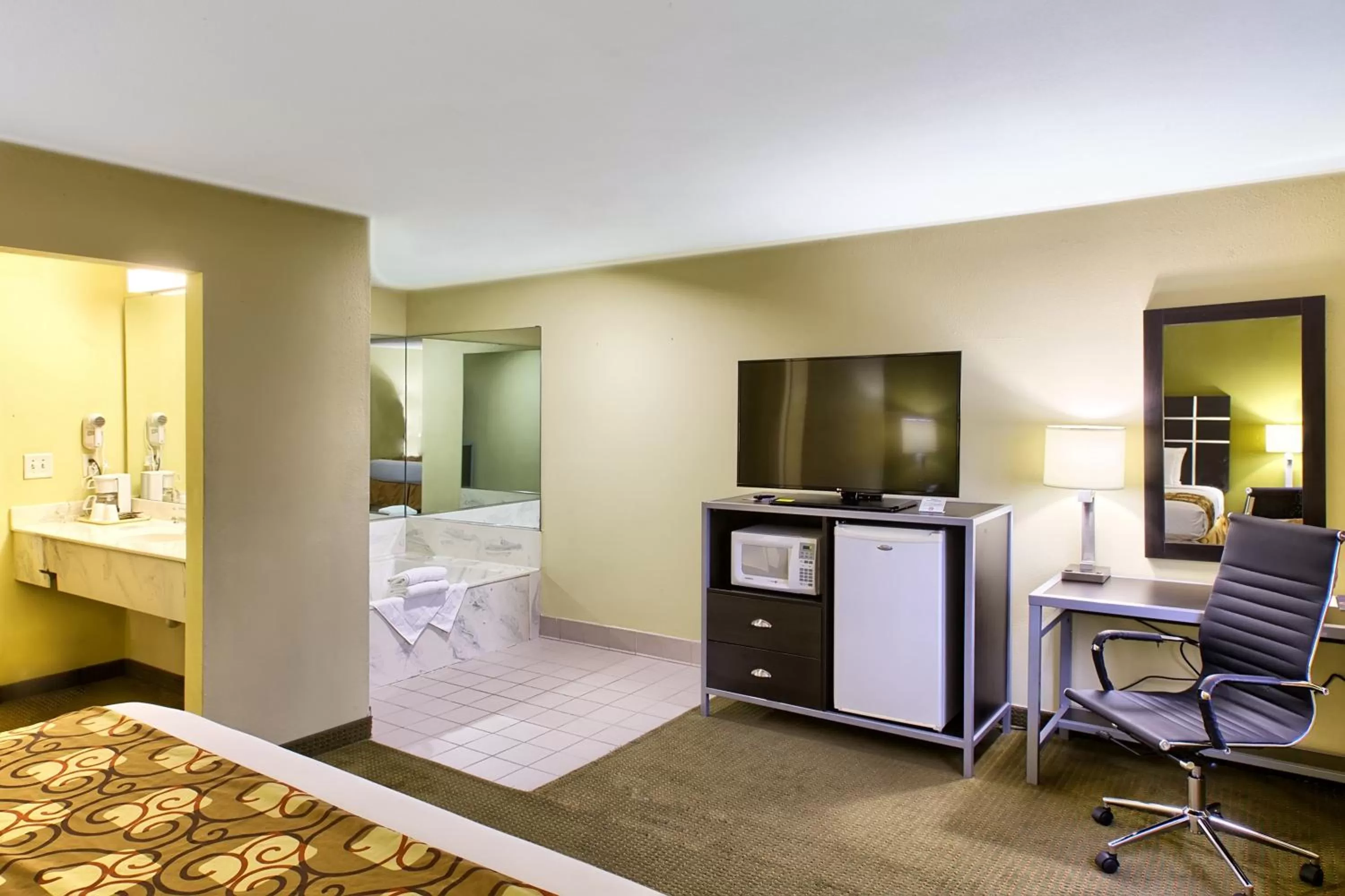 Bedroom, Bed in Country Hearth Inn of Knightdale