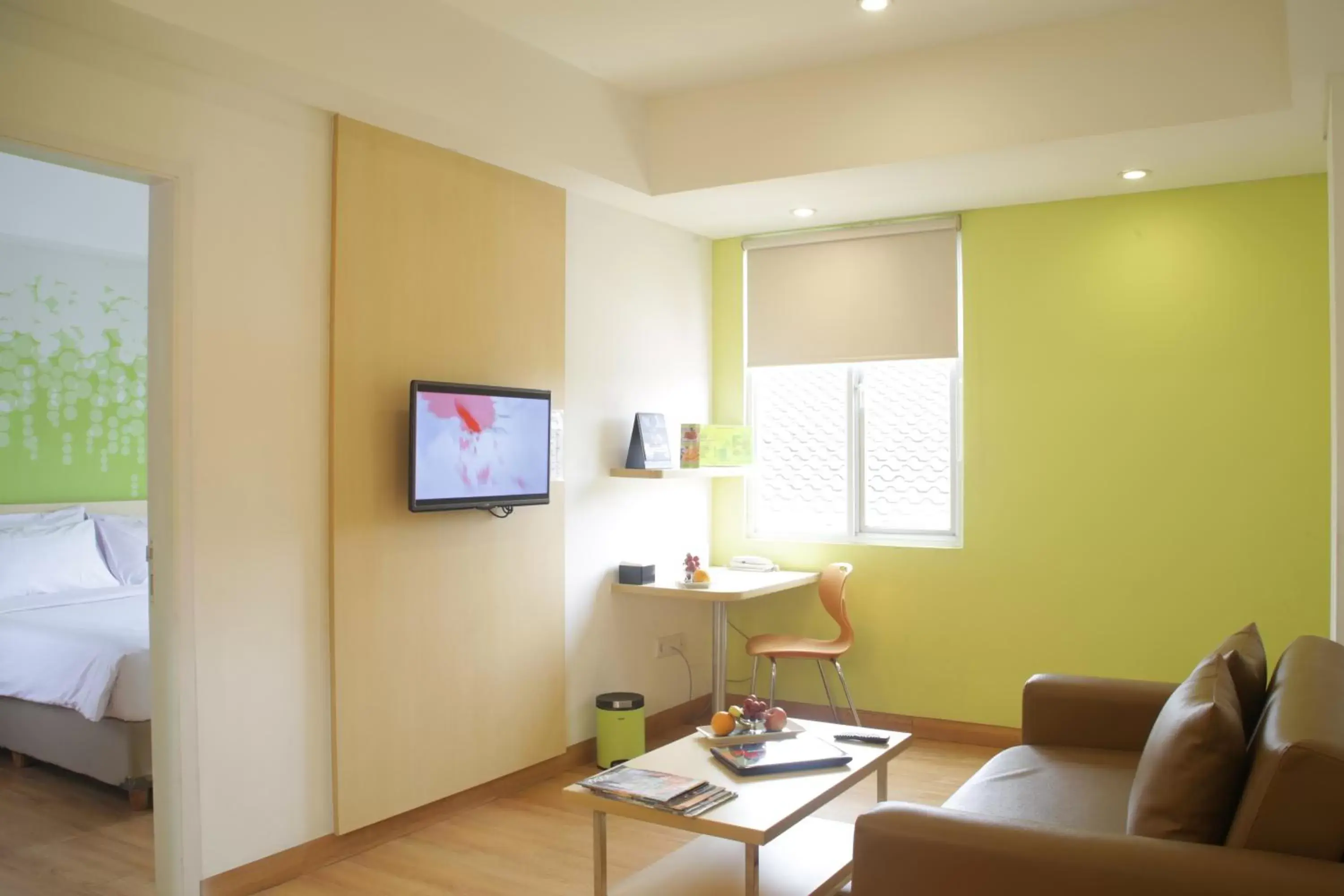 Living room, TV/Entertainment Center in Zest Bogor by Swiss-Belhotel International