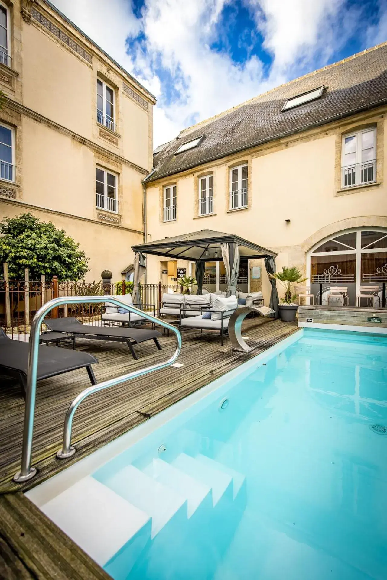 Property building, Swimming Pool in Grand Hotel du Luxembourg
