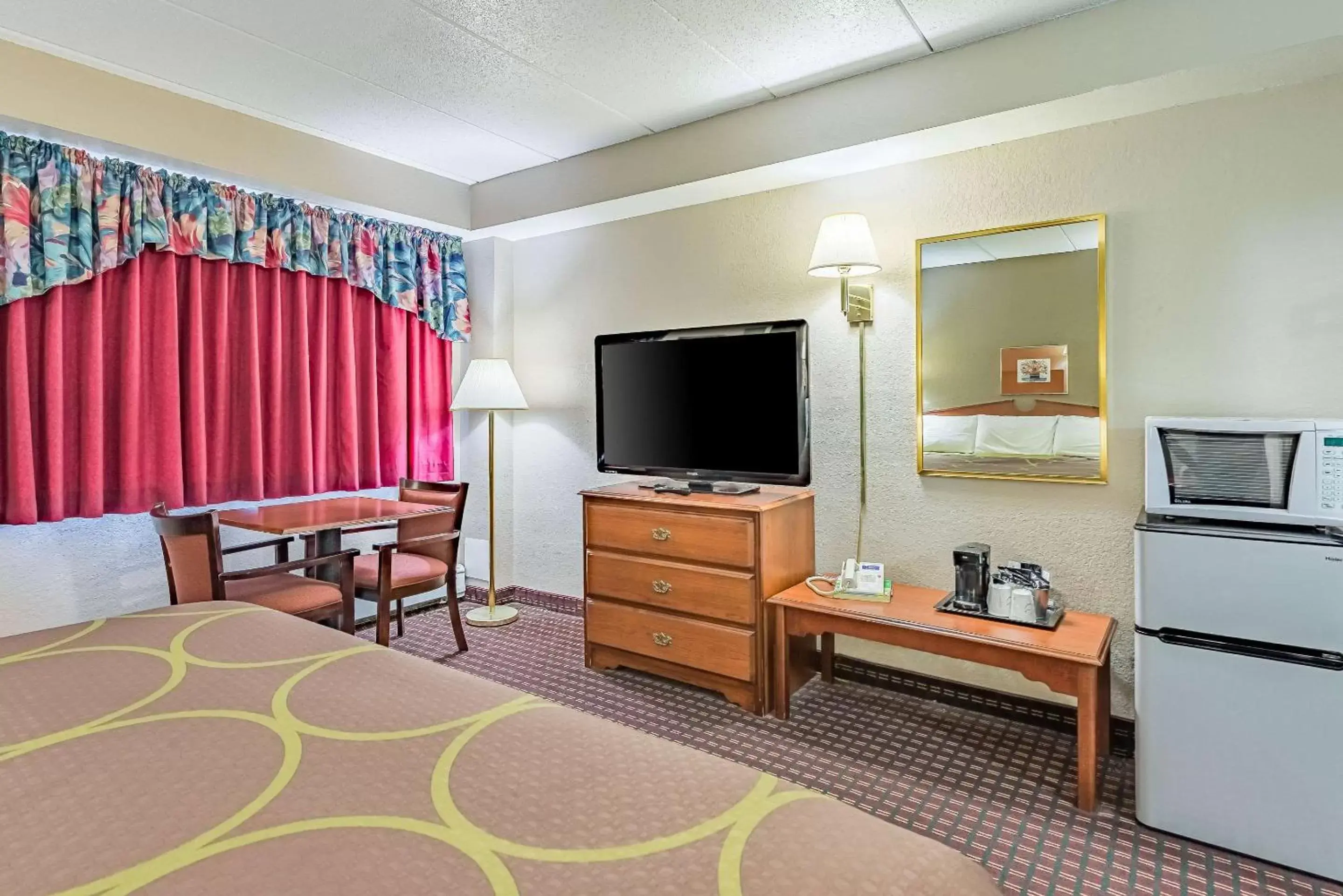 Photo of the whole room, TV/Entertainment Center in Rodeway Inn