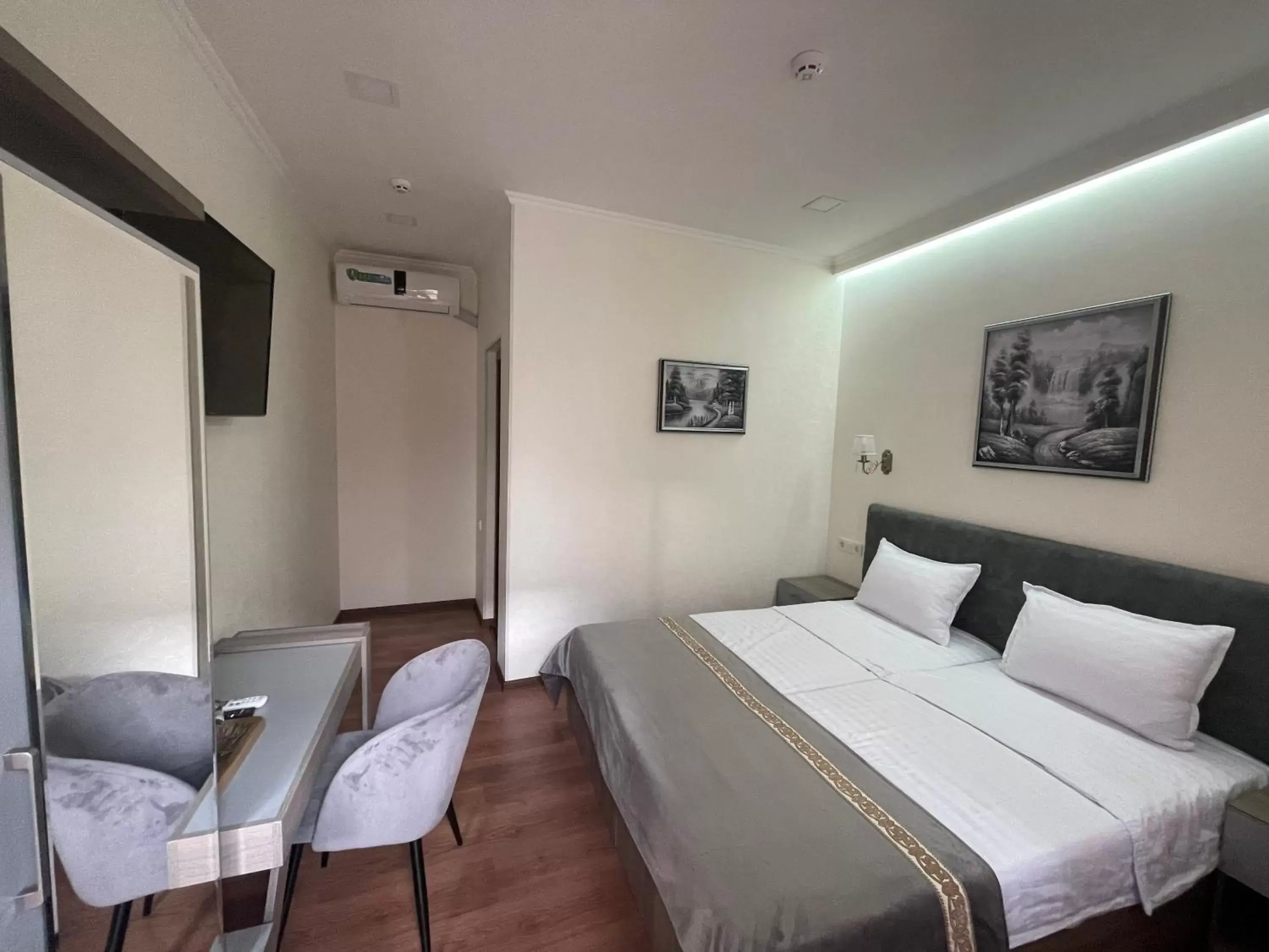 Standard Double or Twin Room in Registon Saroy Hotel Standard Double or Twin Room in Registon Saroy Hotel