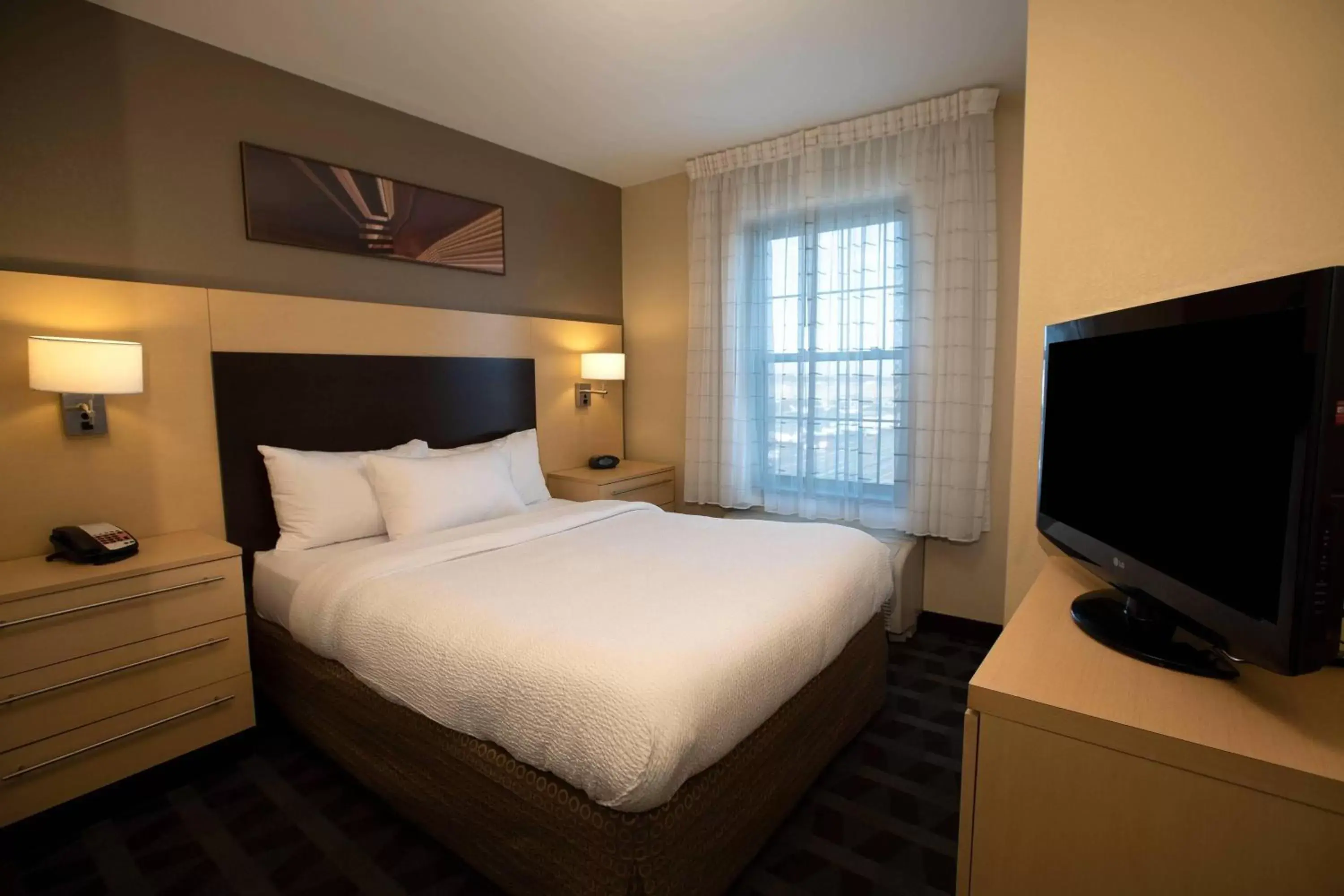 Bedroom, Bed in TownePlace Suites Republic Airport Long Island Farmingdale